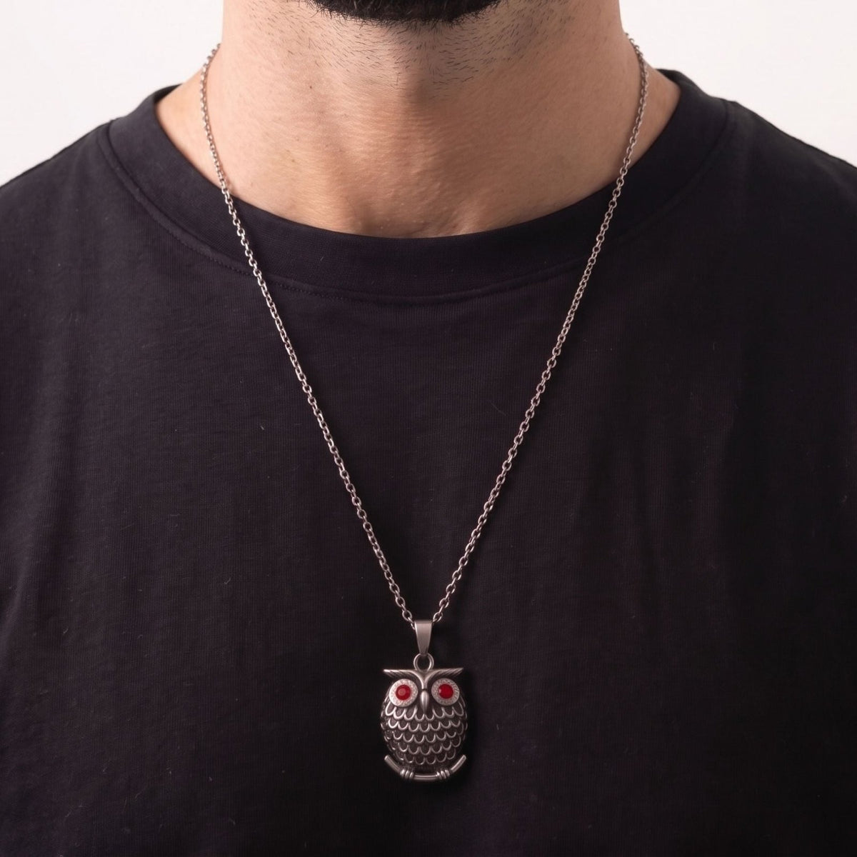 Collier chouette pour homme, en acier titane, pendentif hibou aux yeux sertis de pierres rouges
