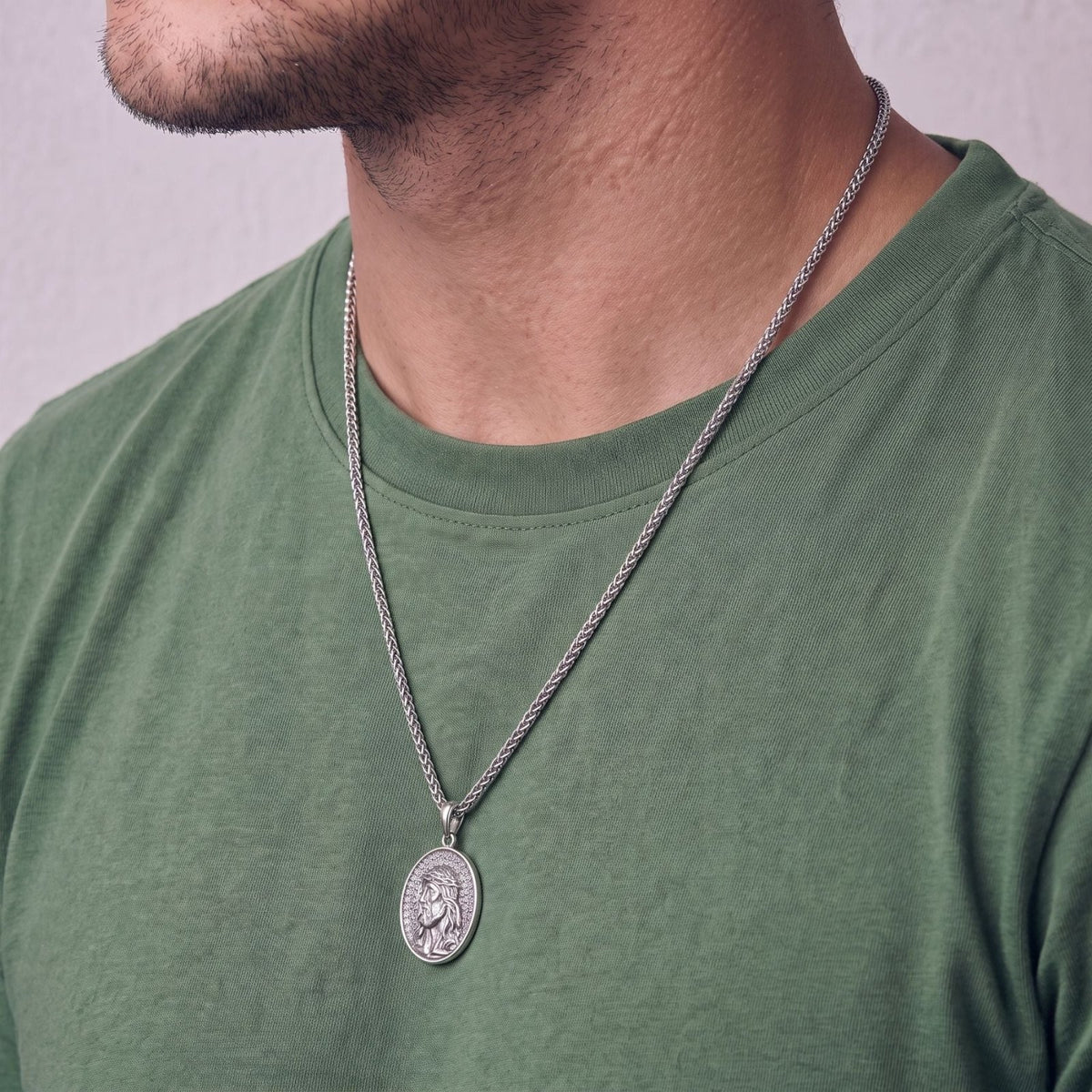 Collier chrétien pour homme, en acier inoxydable, pendentif religieux Jésus-Christ avec couronne d’épines et pierres brillantes