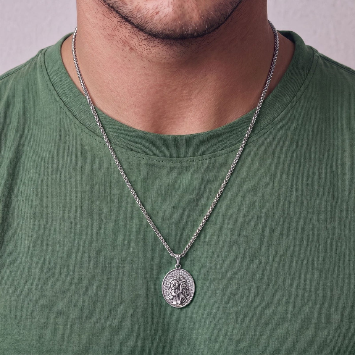 Collier chrétien pour homme, en acier inoxydable, pendentif religieux Jésus-Christ avec couronne d’épines et pierres brillantes