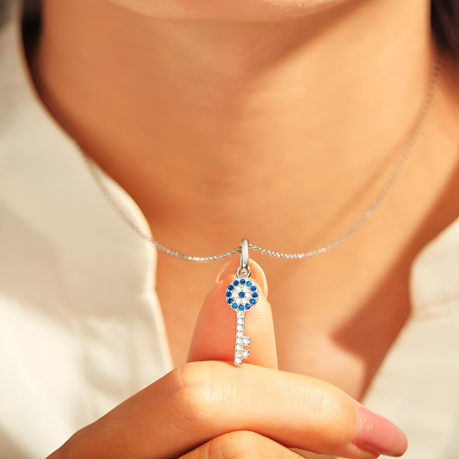 Collier clé œil protecteur en argent 925, pavé de zircons bleus et blancs, bijou symbolique pour femme, modèle Soraya