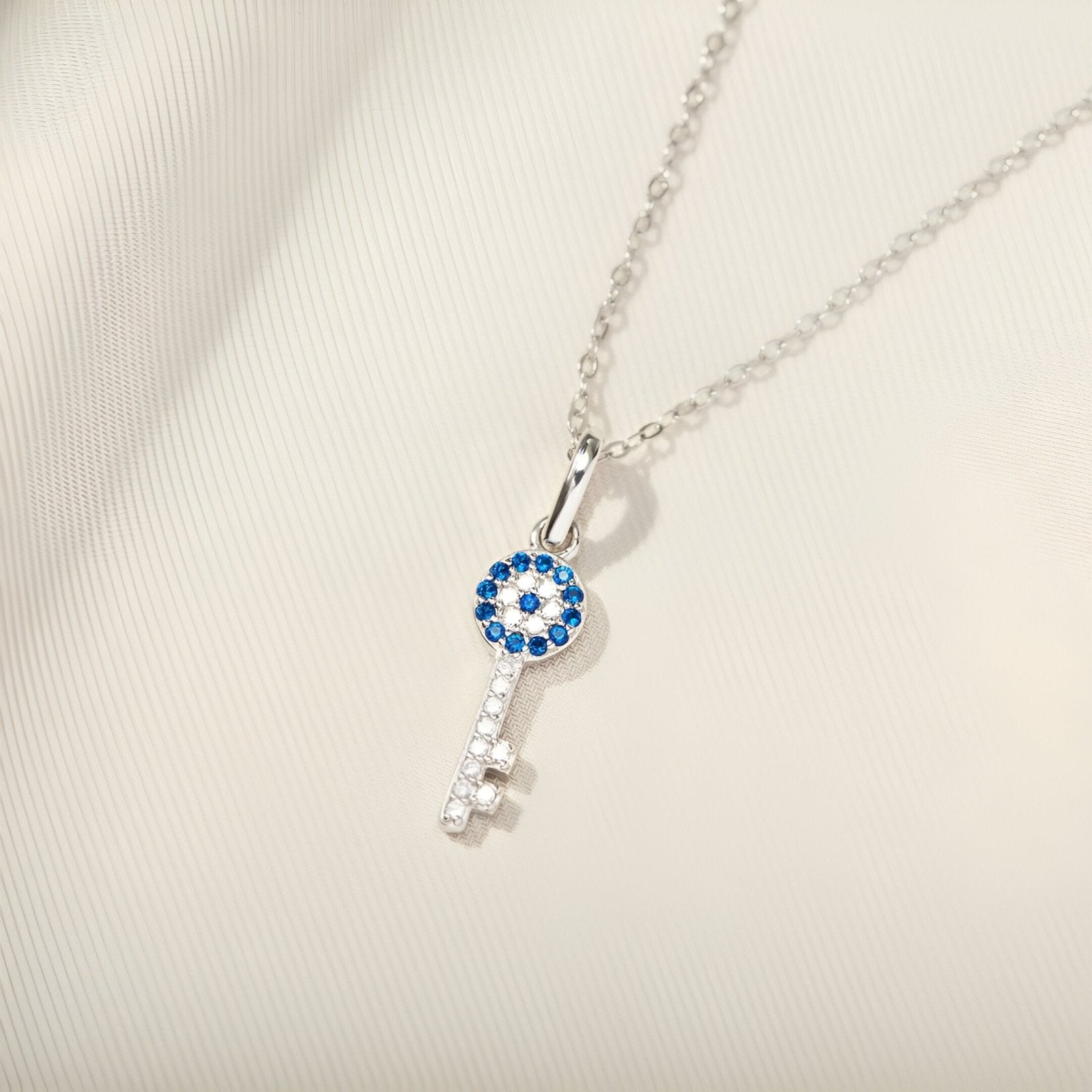 Collier clé œil protecteur en argent 925, pavé de zircons bleus et blancs, bijou symbolique pour femme, modèle Soraya