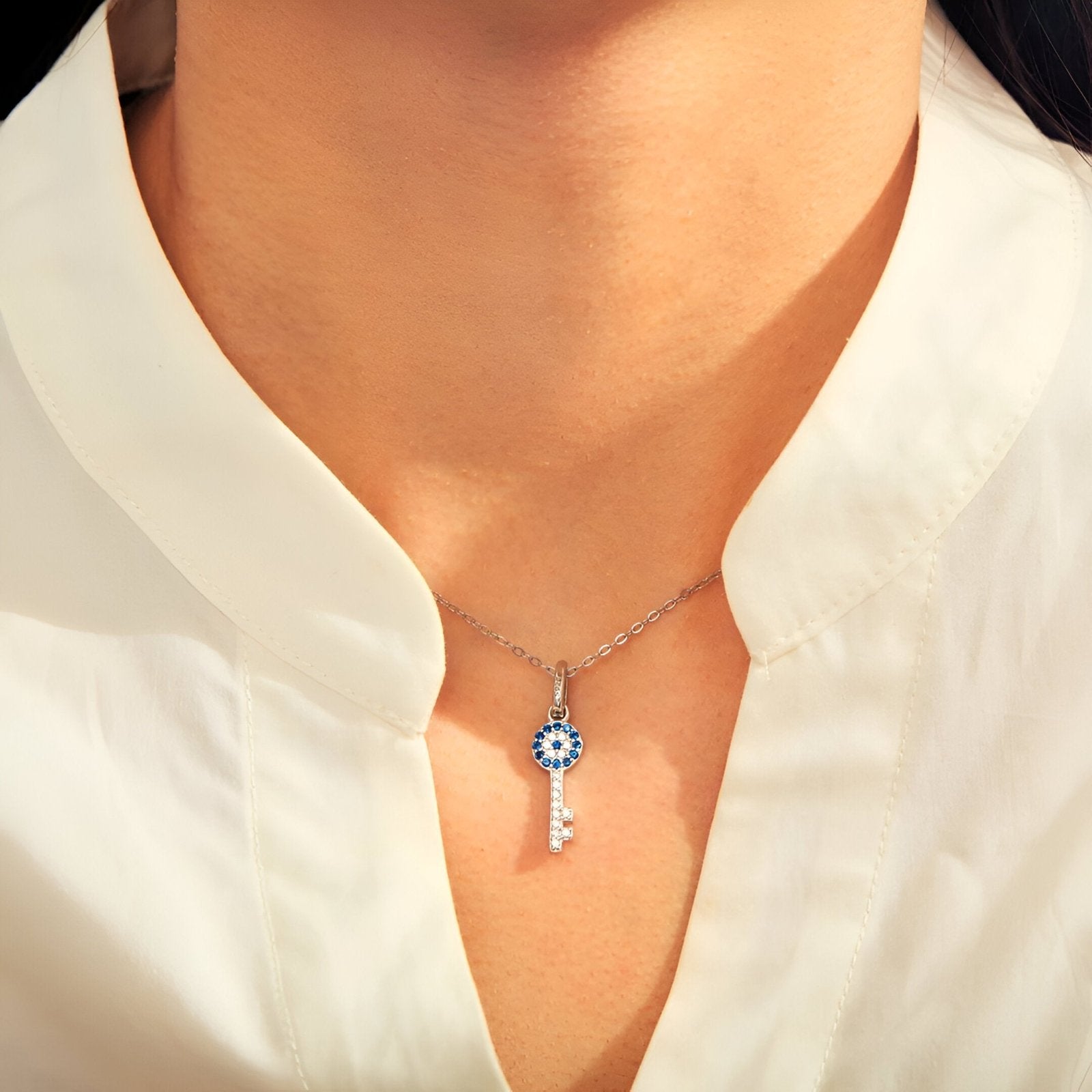 Collier clé œil protecteur en argent 925, pavé de zircons bleus et blancs, bijou symbolique pour femme, modèle Soraya