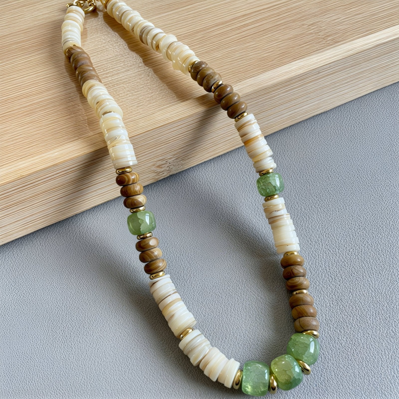 Collier coquillage et aventurine, style ethnique, acier doré 18K, modèle Dominique