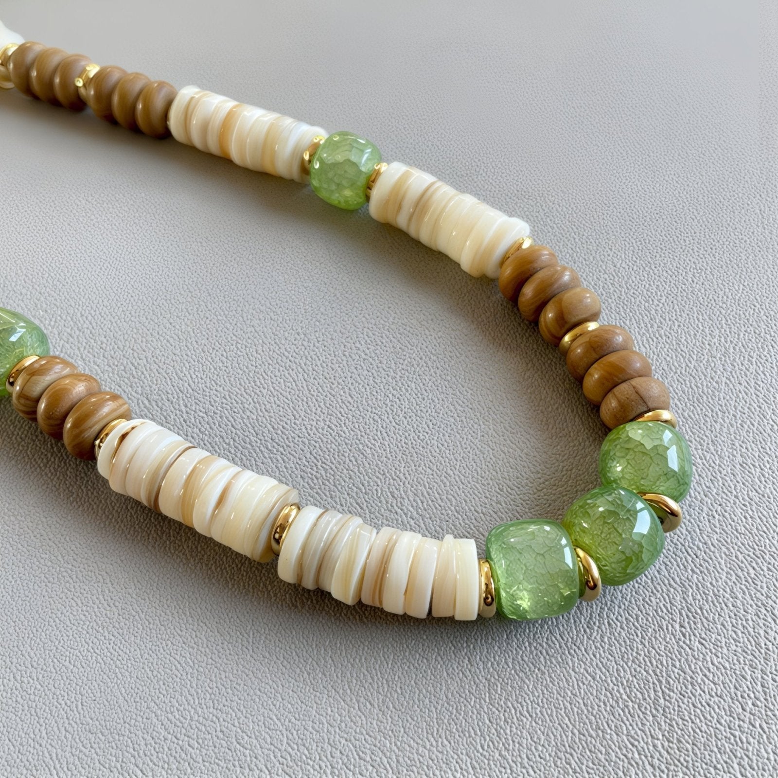 Collier coquillage et aventurine, style ethnique, acier doré 18K, modèle Dominique