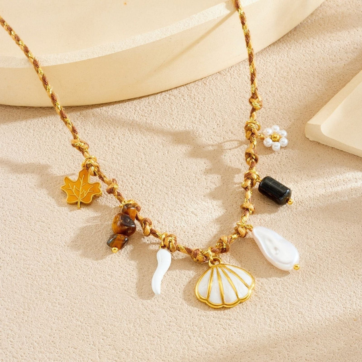 Collier coquillage pour femme, en acier inoxydable doré, cordon tressé marron avec perles et breloques