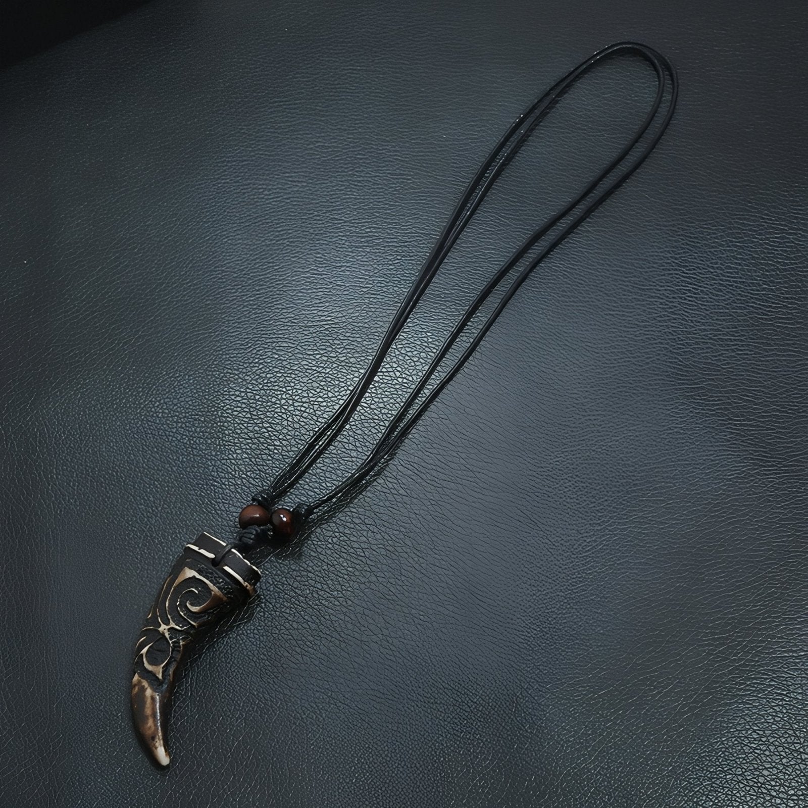 Collier corne ethnique pour homme, en résine gravée, perles en bois et cordon noir, style tribal