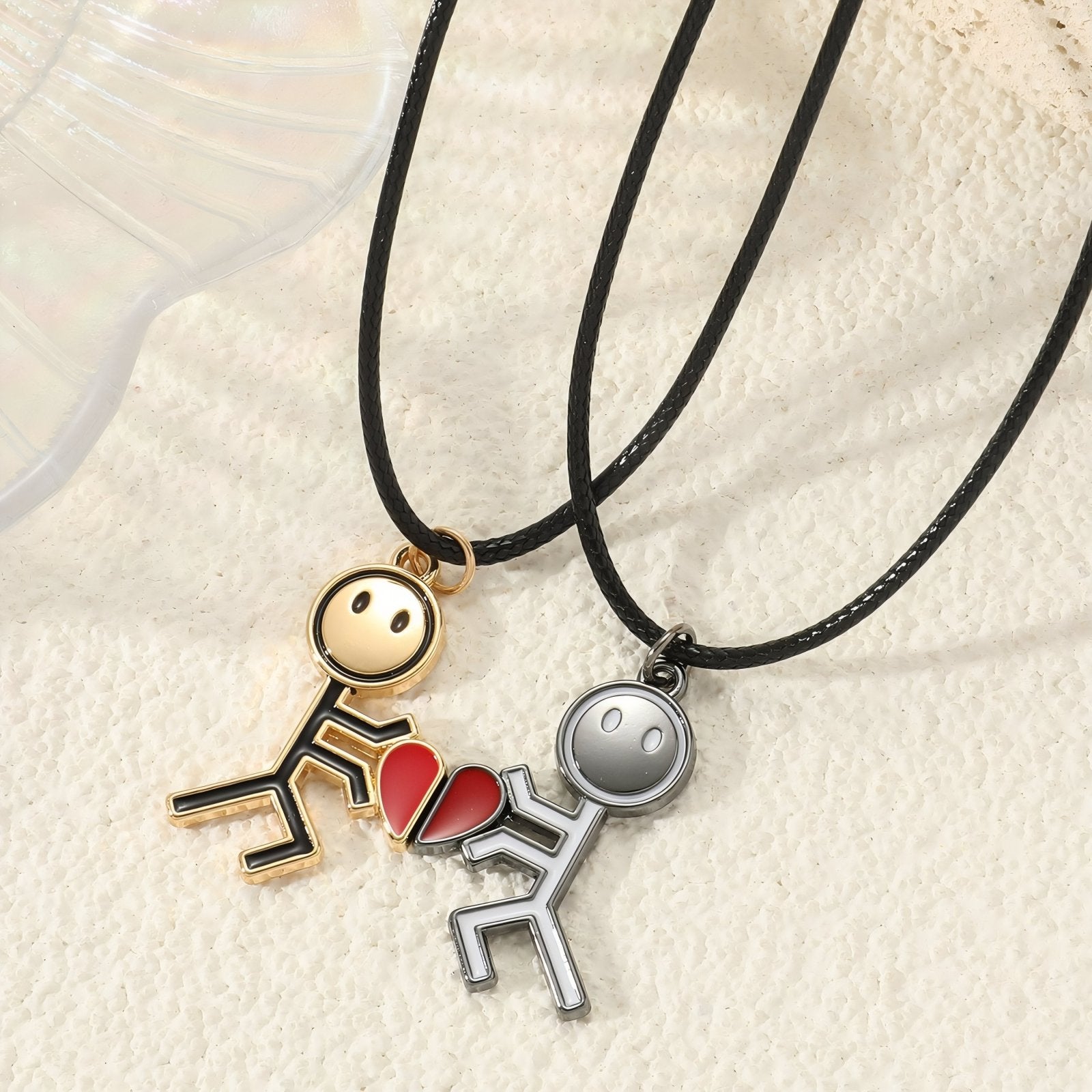 Collier couple à partager, avec cordon noir et pendentif personnages cœur, en alliage métallique