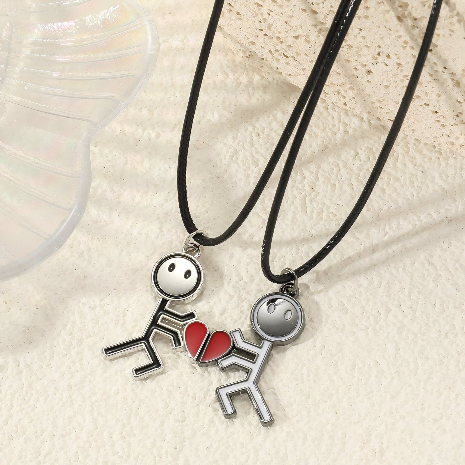 Collier couple à partager, avec cordon noir et pendentif personnages cœur, en alliage métallique