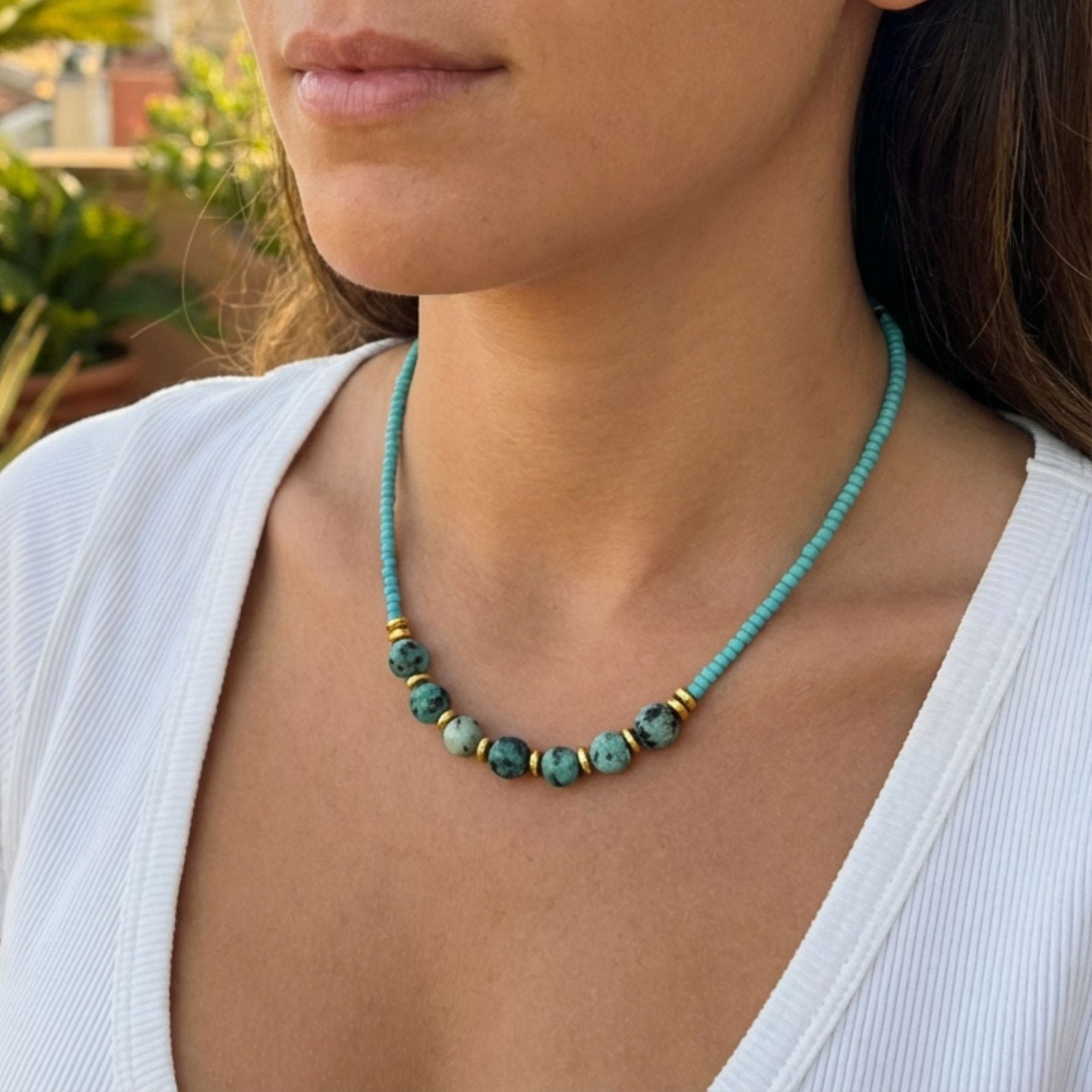 Collier court bohème, perles turquoise et pierres naturelles marbrées, avec perles dorées