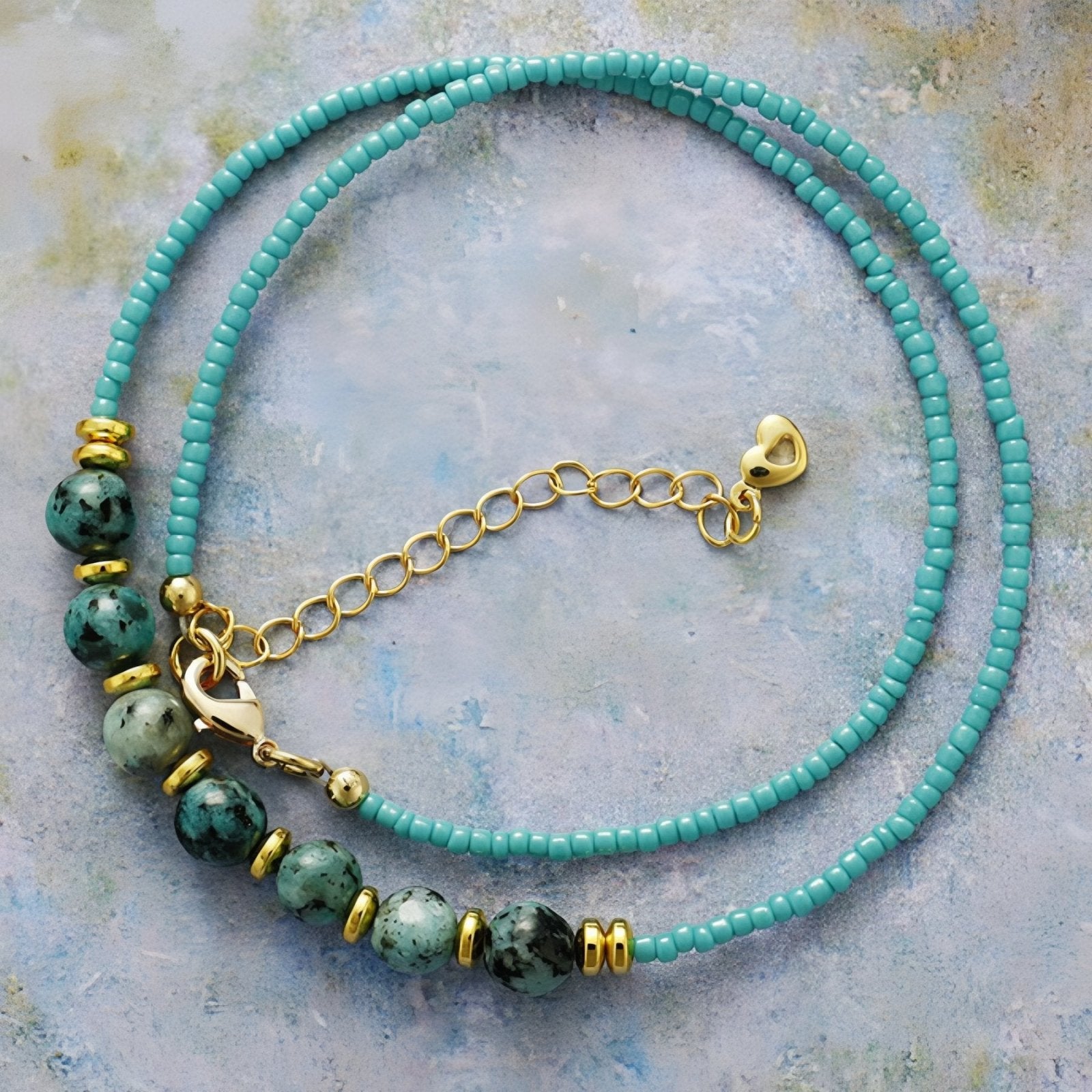 Collier court bohème, perles turquoise et pierres naturelles marbrées, avec perles dorées