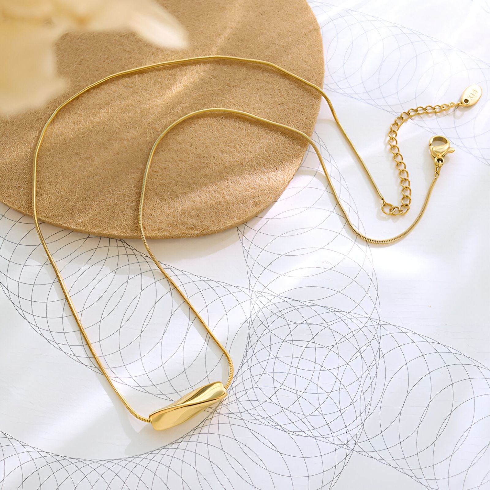 Collier court chic en titane doré, design twist moderne, bijou féminin tendance, modèle Adèle