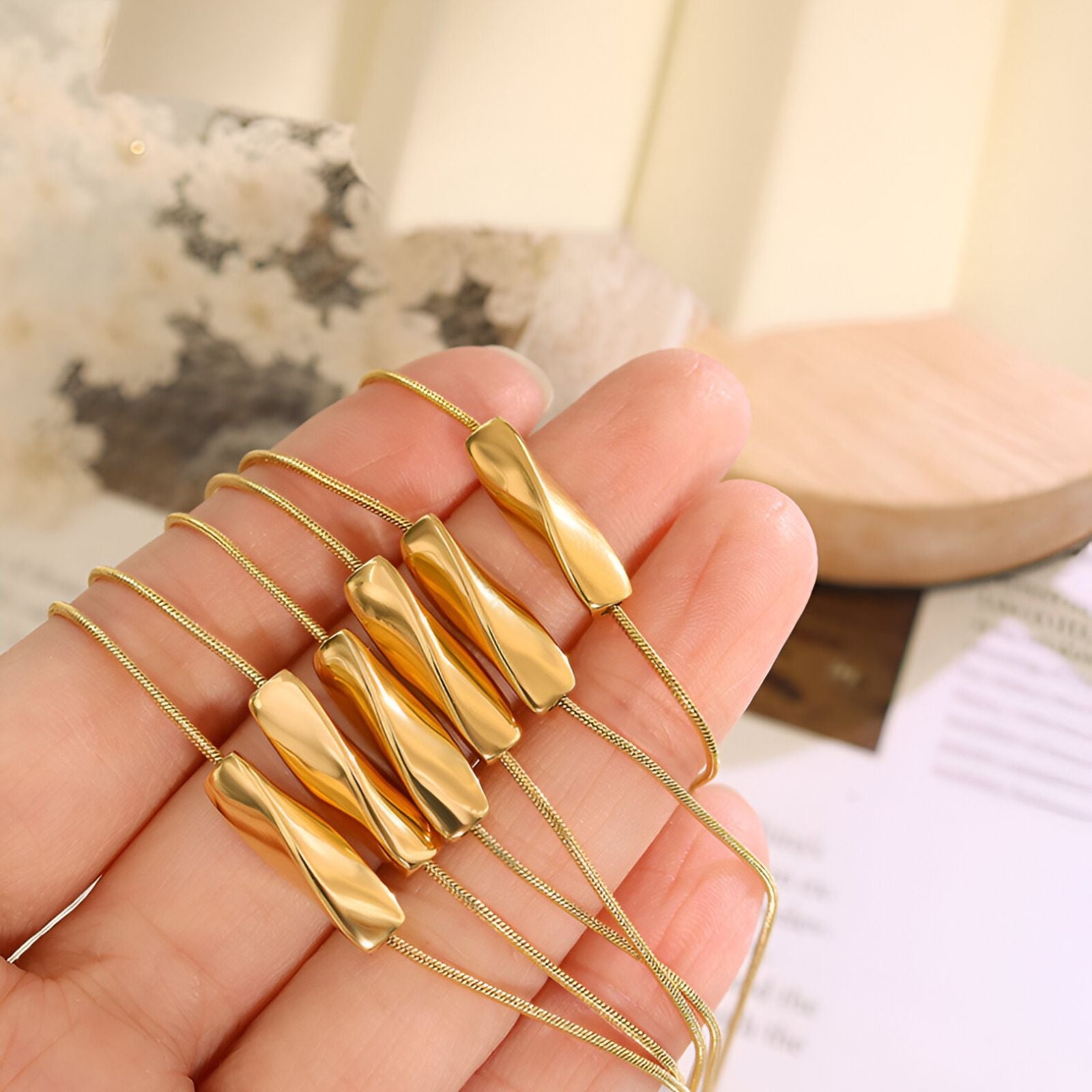 Collier court chic en titane doré, design twist moderne, bijou féminin tendance, modèle Adèle