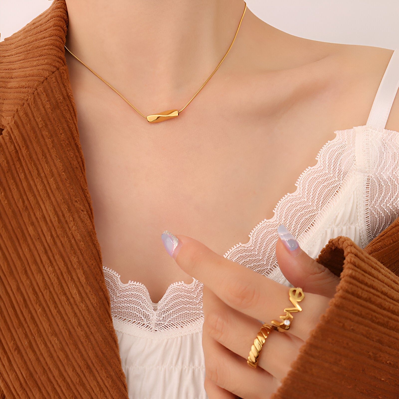 Collier court chic en titane doré, design twist moderne, bijou féminin tendance, modèle Adèle