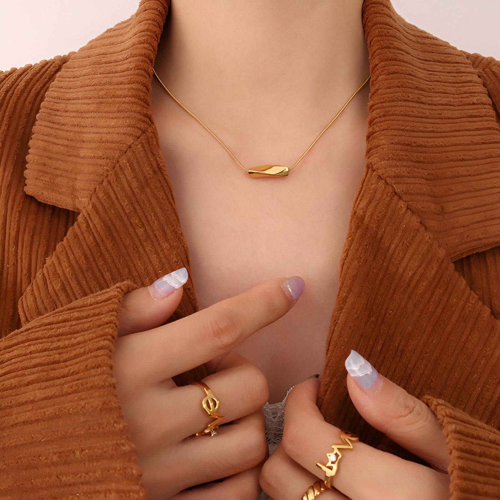 Collier court chic en titane doré, design twist moderne, bijou féminin tendance, modèle Adèle