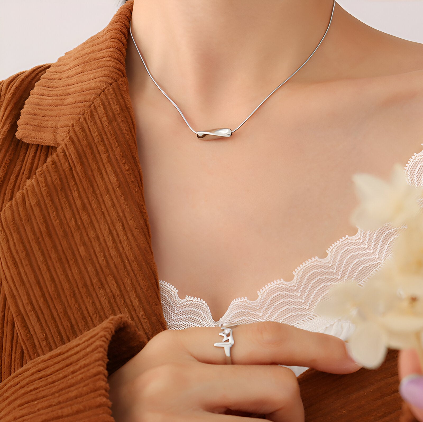 Collier court chic en titane doré, design twist moderne, bijou féminin tendance, modèle Adèle