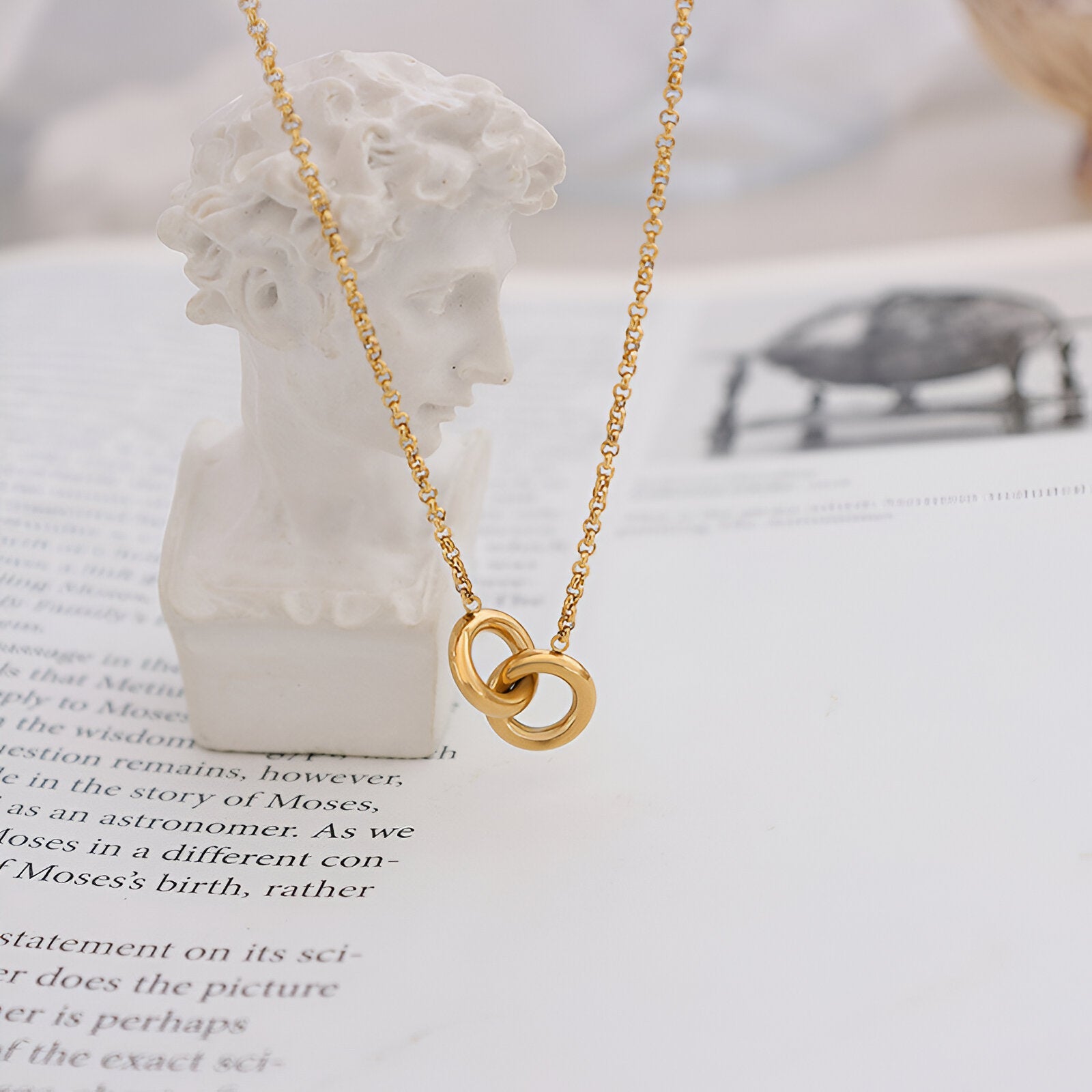 Collier court en acier doré, pendentif anneaux entrelacés, style contemporain, modèle Inès