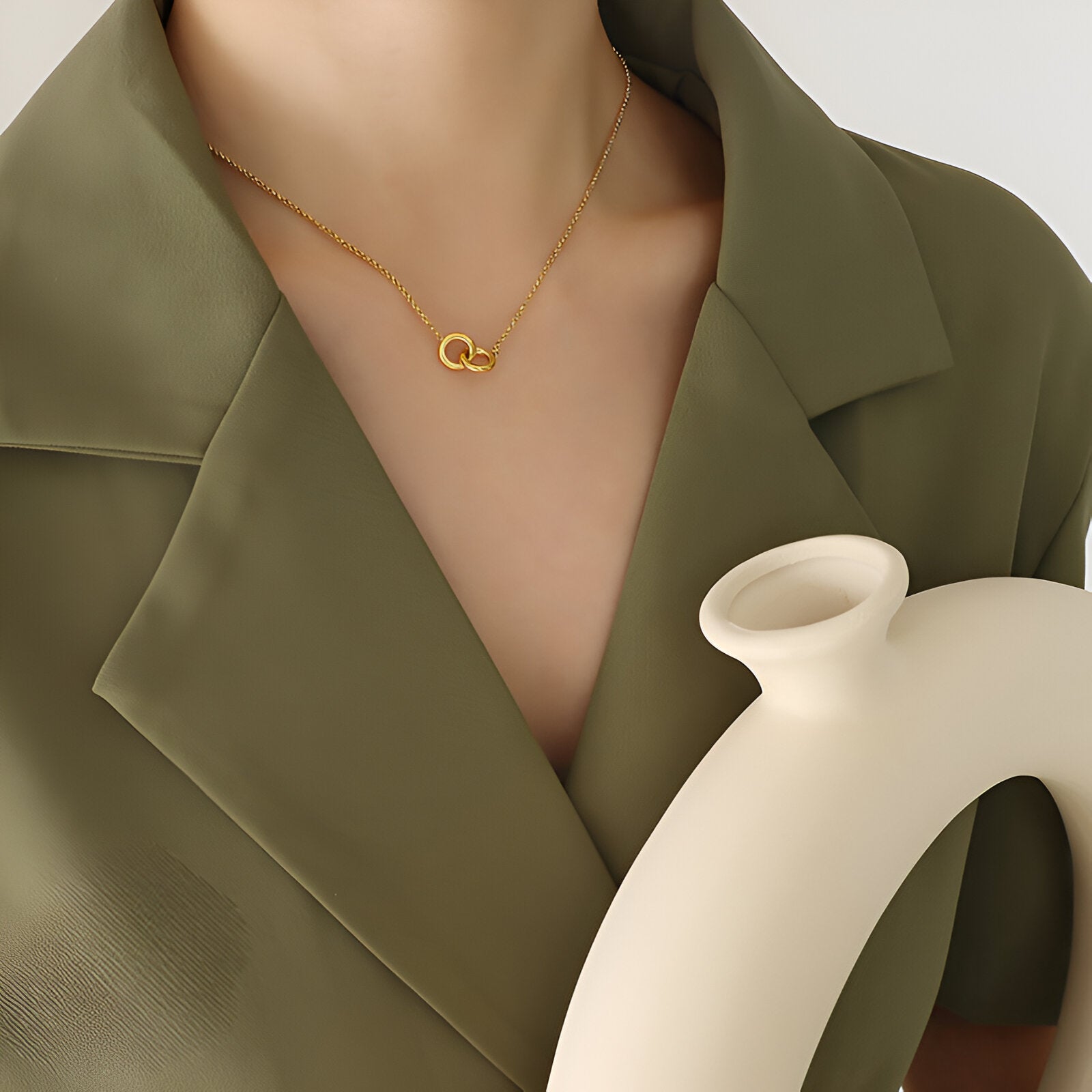 Collier court en acier doré, pendentif anneaux entrelacés, style contemporain, modèle Inès