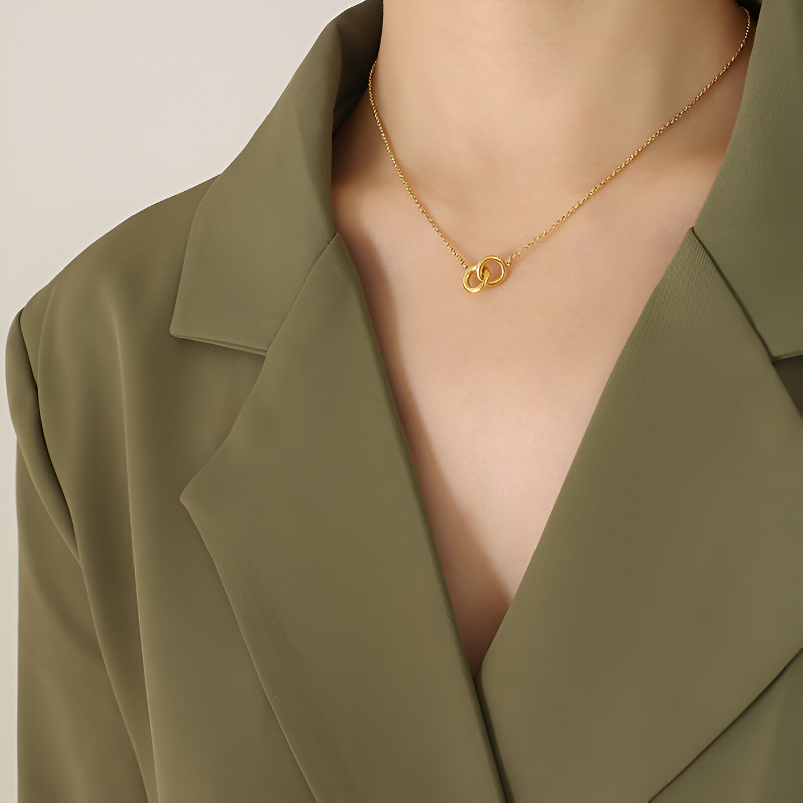 Collier court en acier doré, pendentif anneaux entrelacés, style contemporain, modèle Inès
