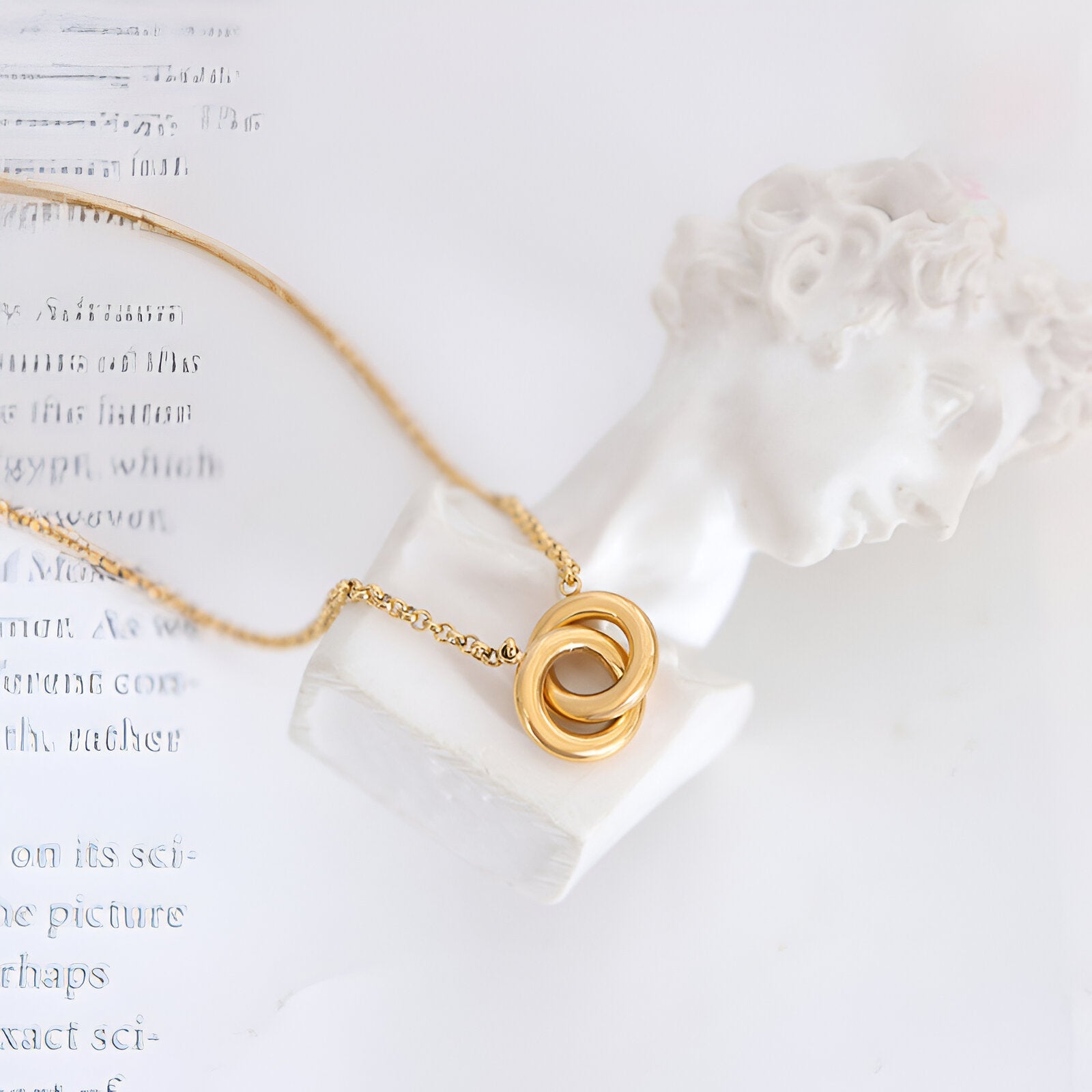 Collier court en acier doré, pendentif anneaux entrelacés, style contemporain, modèle Inès