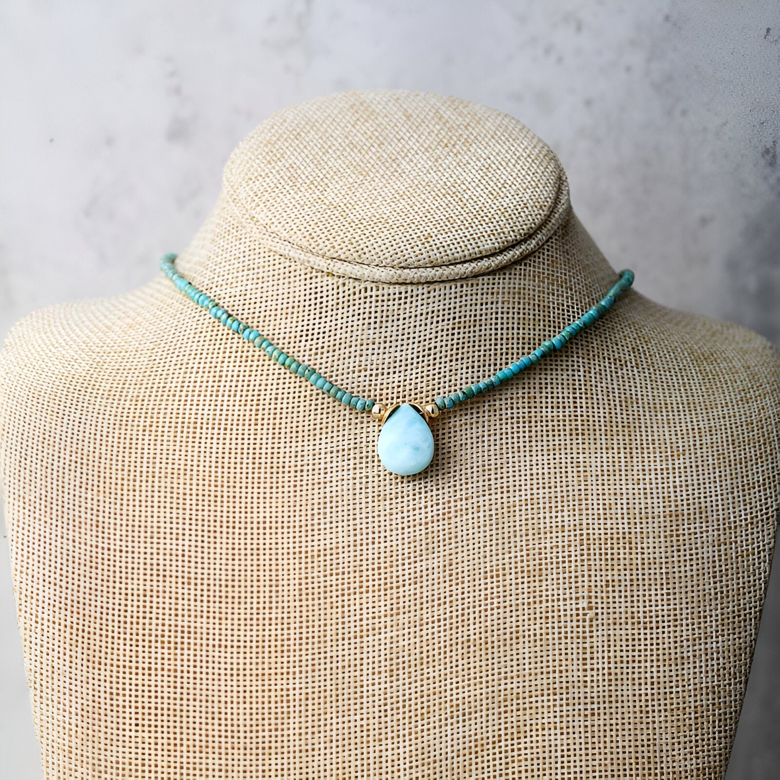 Collier court en perles semi - précieuses d'amazonite, style rétro français avec pierre centrale, modèle Verde