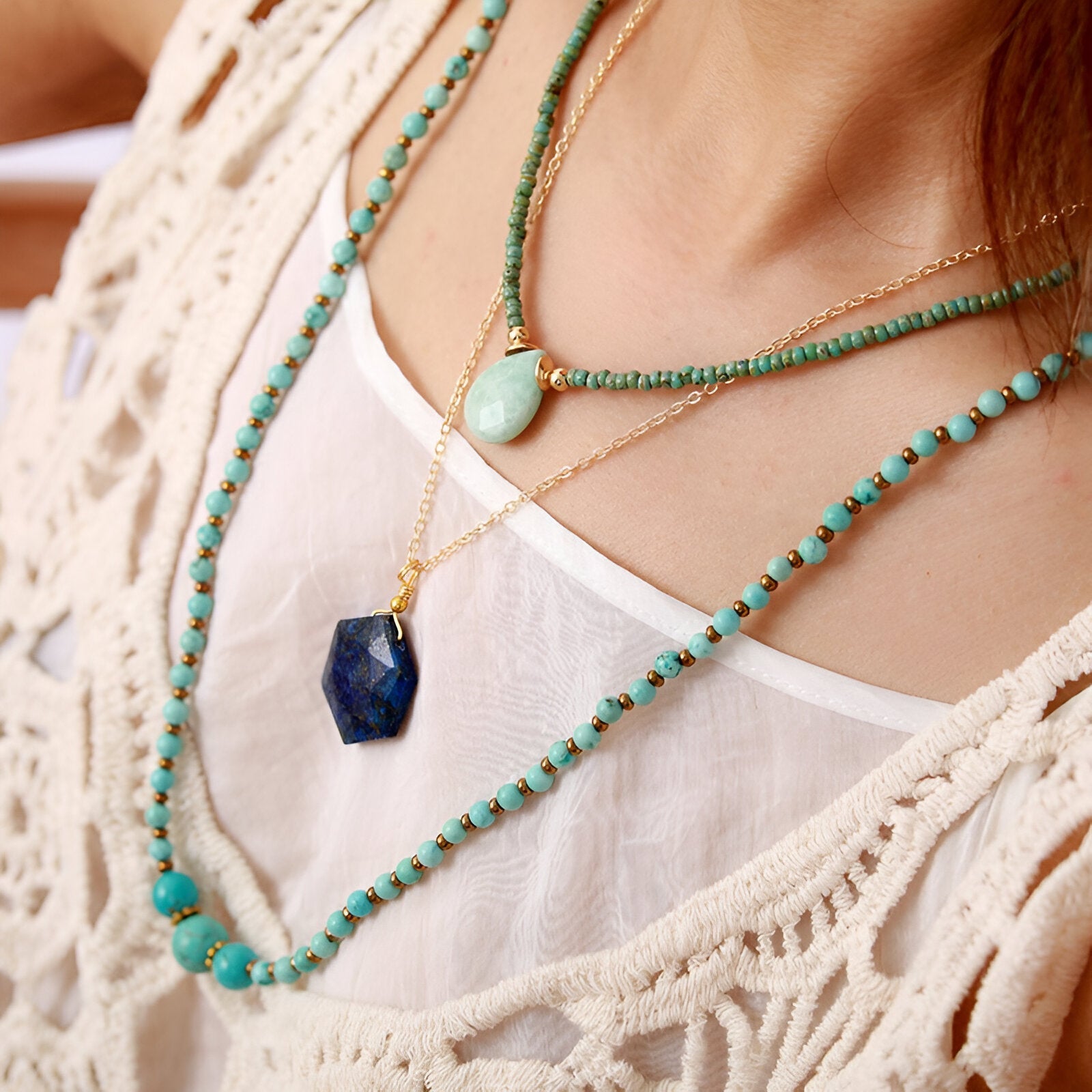 Collier court en perles semi - précieuses d'amazonite, style rétro français avec pierre centrale, modèle Verde
