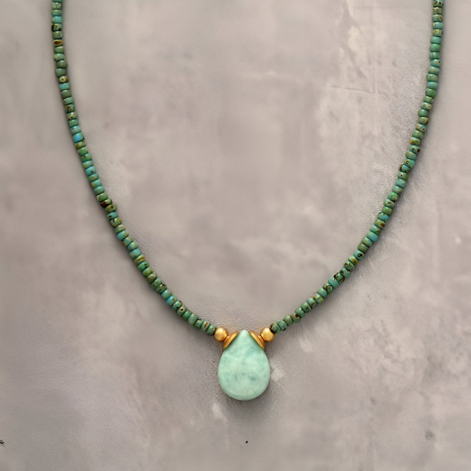 Collier court en perles semi - précieuses d'amazonite, style rétro français avec pierre centrale, modèle Verde