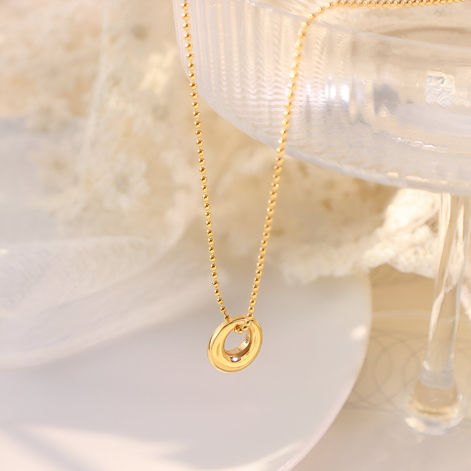 Collier court en titane doré avec pendentif anneau ovale, style épuré et raffiné, mode féminine moderne, modèle Estelle