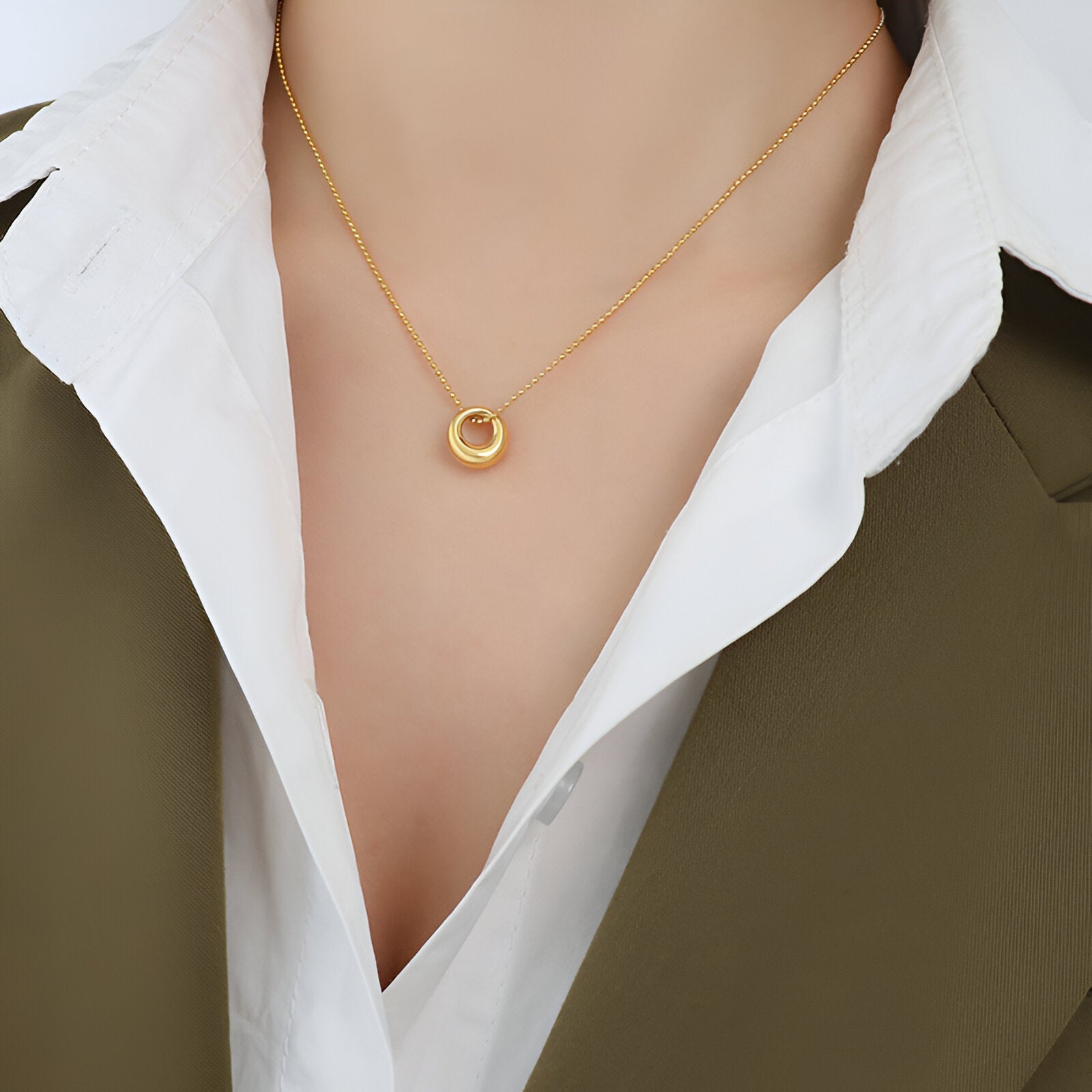 Collier court en titane doré avec pendentif anneau ovale, style épuré et raffiné, mode féminine moderne, modèle Estelle