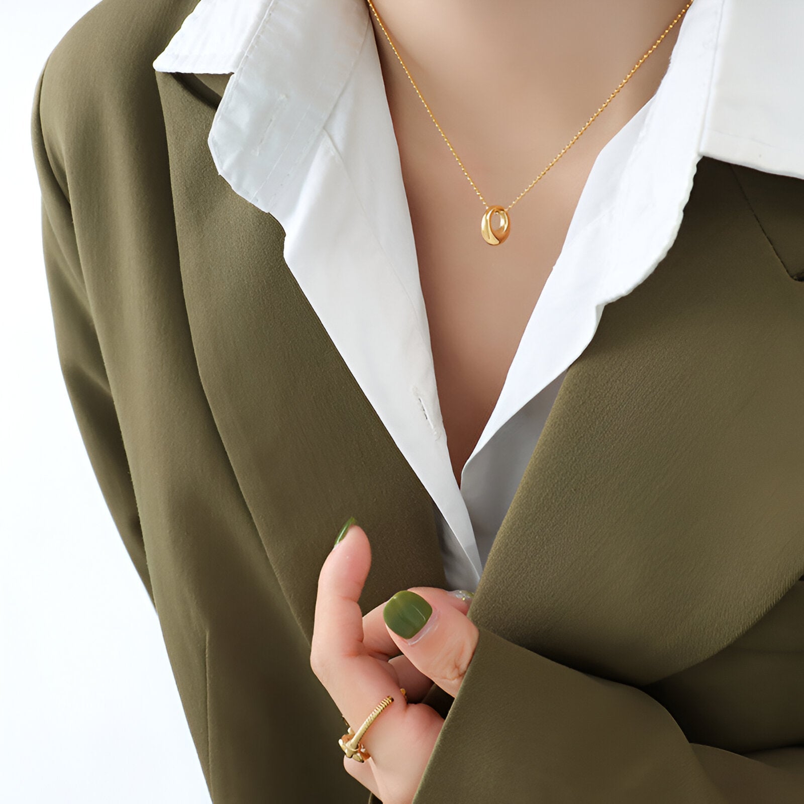 Collier court en titane doré avec pendentif anneau ovale, style épuré et raffiné, mode féminine moderne, modèle Estelle
