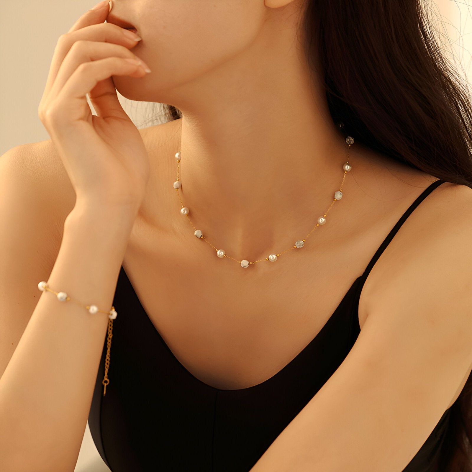 Collier court femme, acier inoxydable doré avec perles nacrées, modèle Maïa