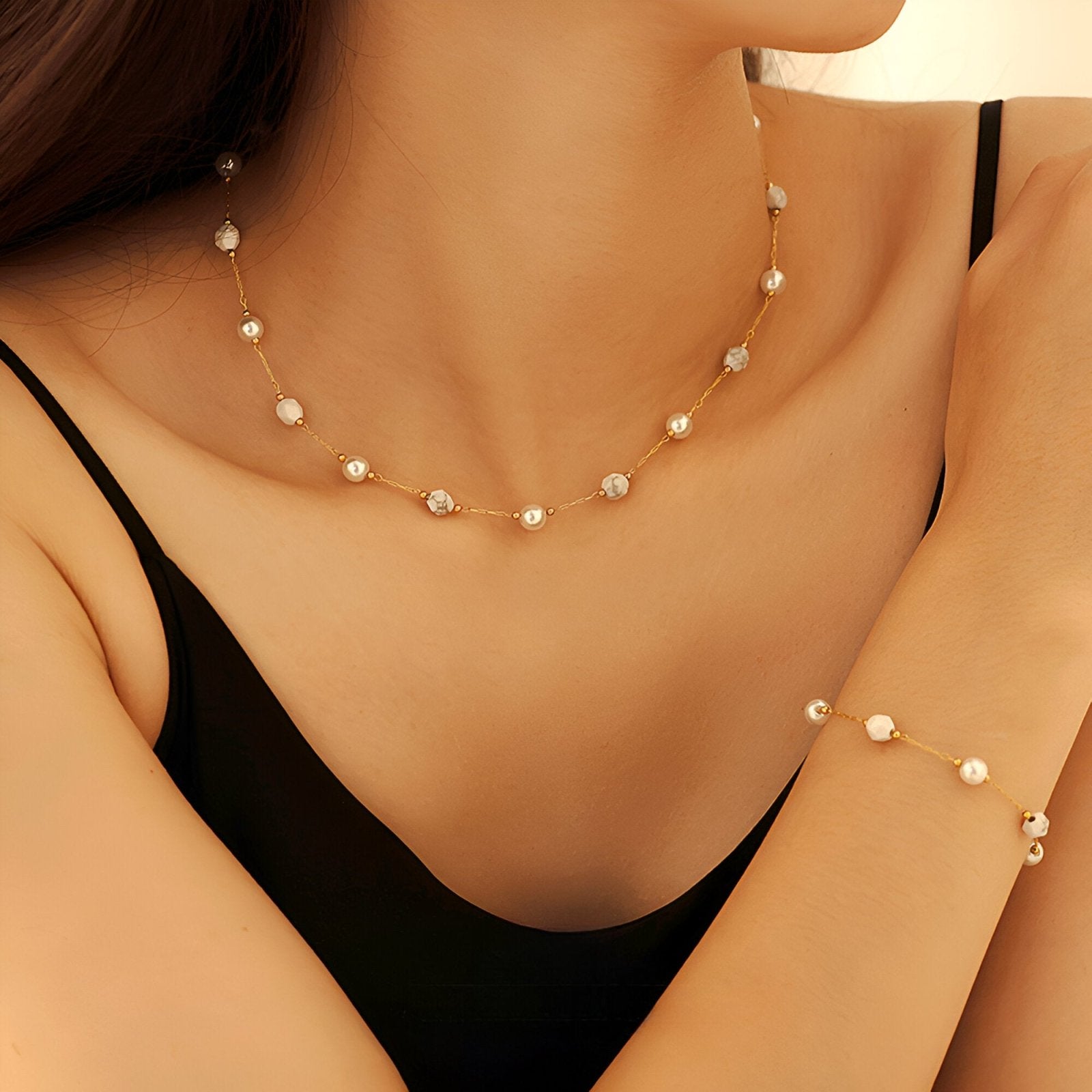 Collier court femme, acier inoxydable doré avec perles nacrées, modèle Maïa