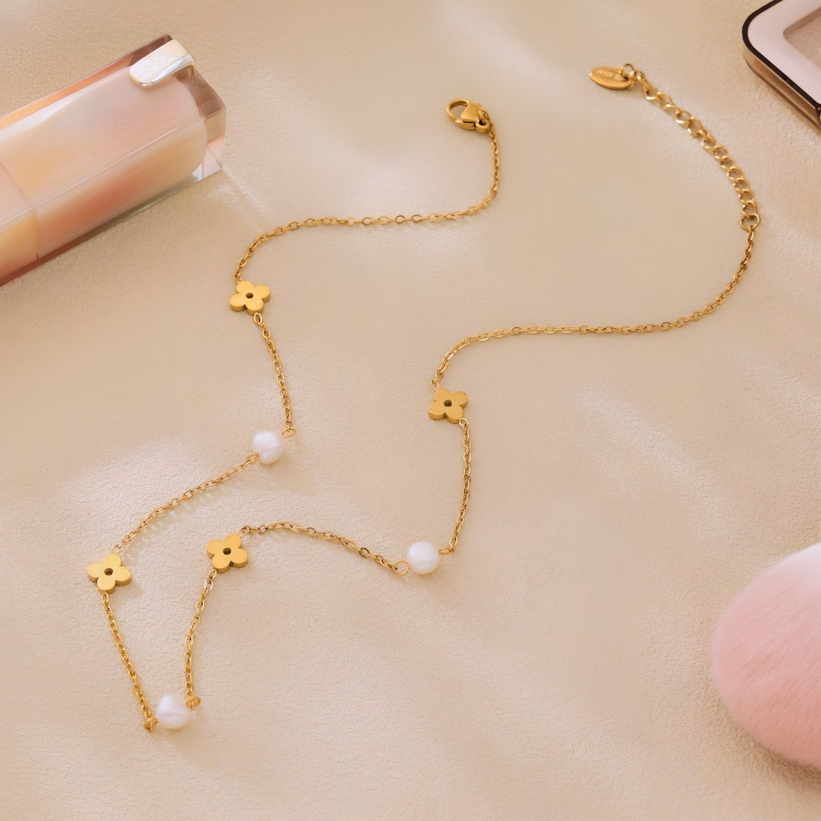 Collier court raffiné, perles de cultures et motif trèfle, taille réglable