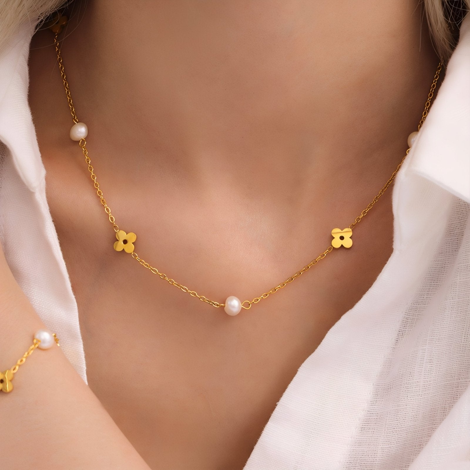 Collier court raffiné, perles de cultures et motif trèfle, taille réglable