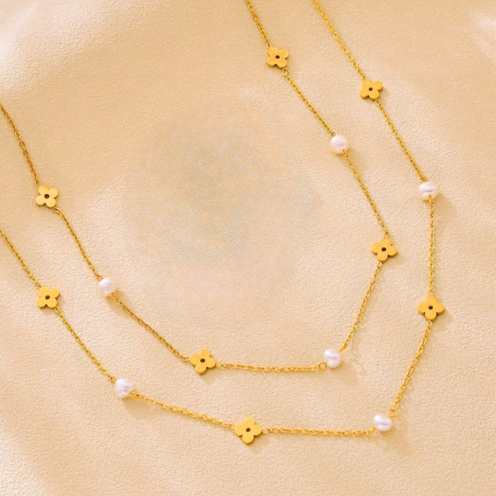 Collier court raffiné, perles de cultures et motif trèfle, taille réglable, modèle Abigail