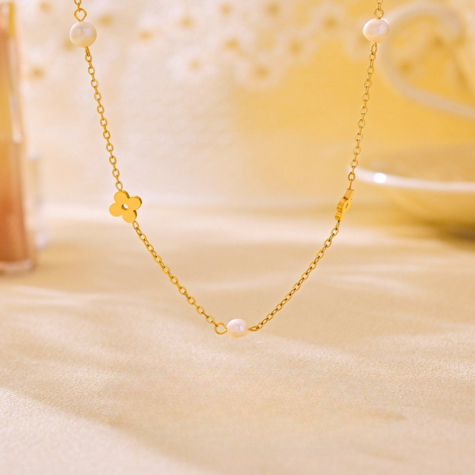Collier court raffiné, perles de cultures et motif trèfle, taille réglable, modèle Abigail