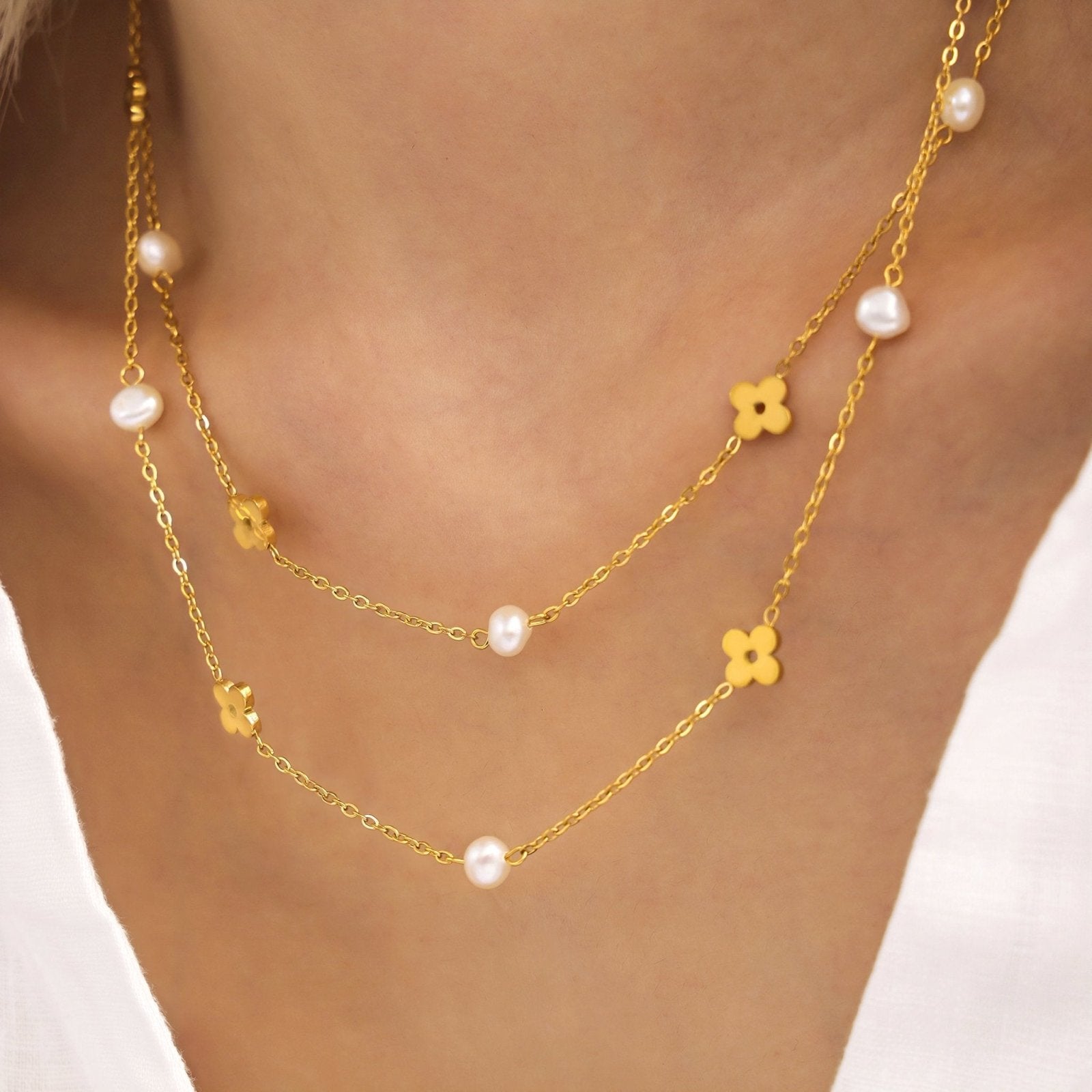 Collier court raffiné, perles de cultures et motif trèfle, taille réglable, modèle Abigail