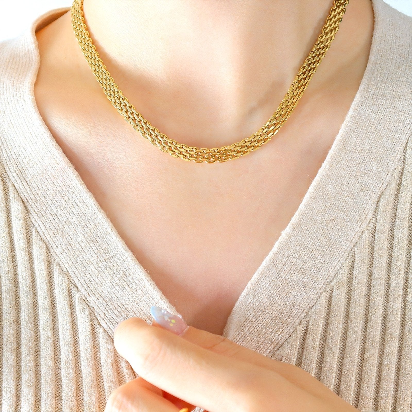 Collier court tressé, acier inoxydable, style contemporain, modèle Amina
