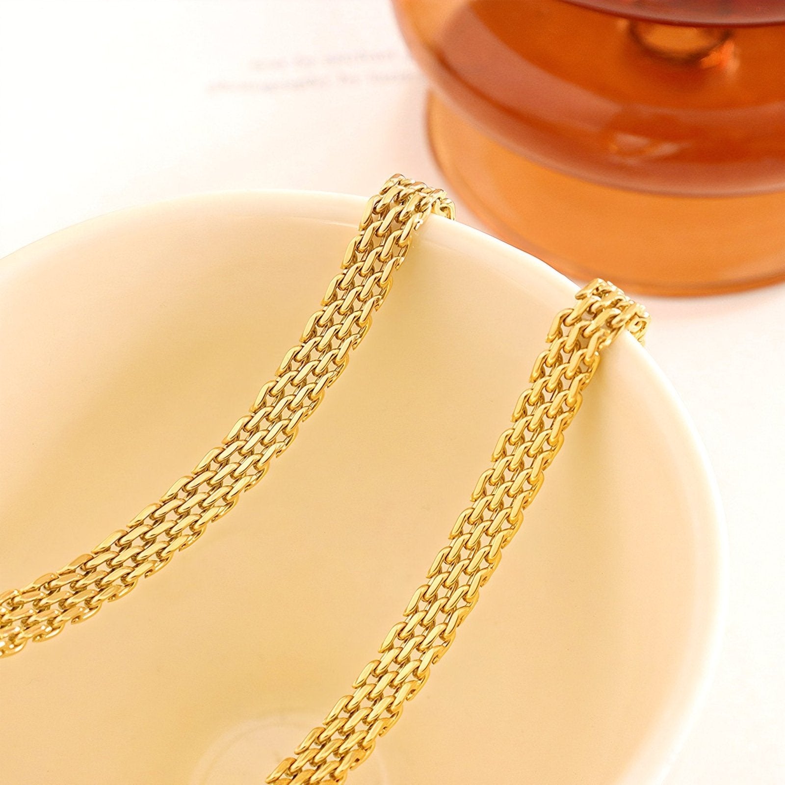 Collier court tressé, acier inoxydable, style contemporain, modèle Amina