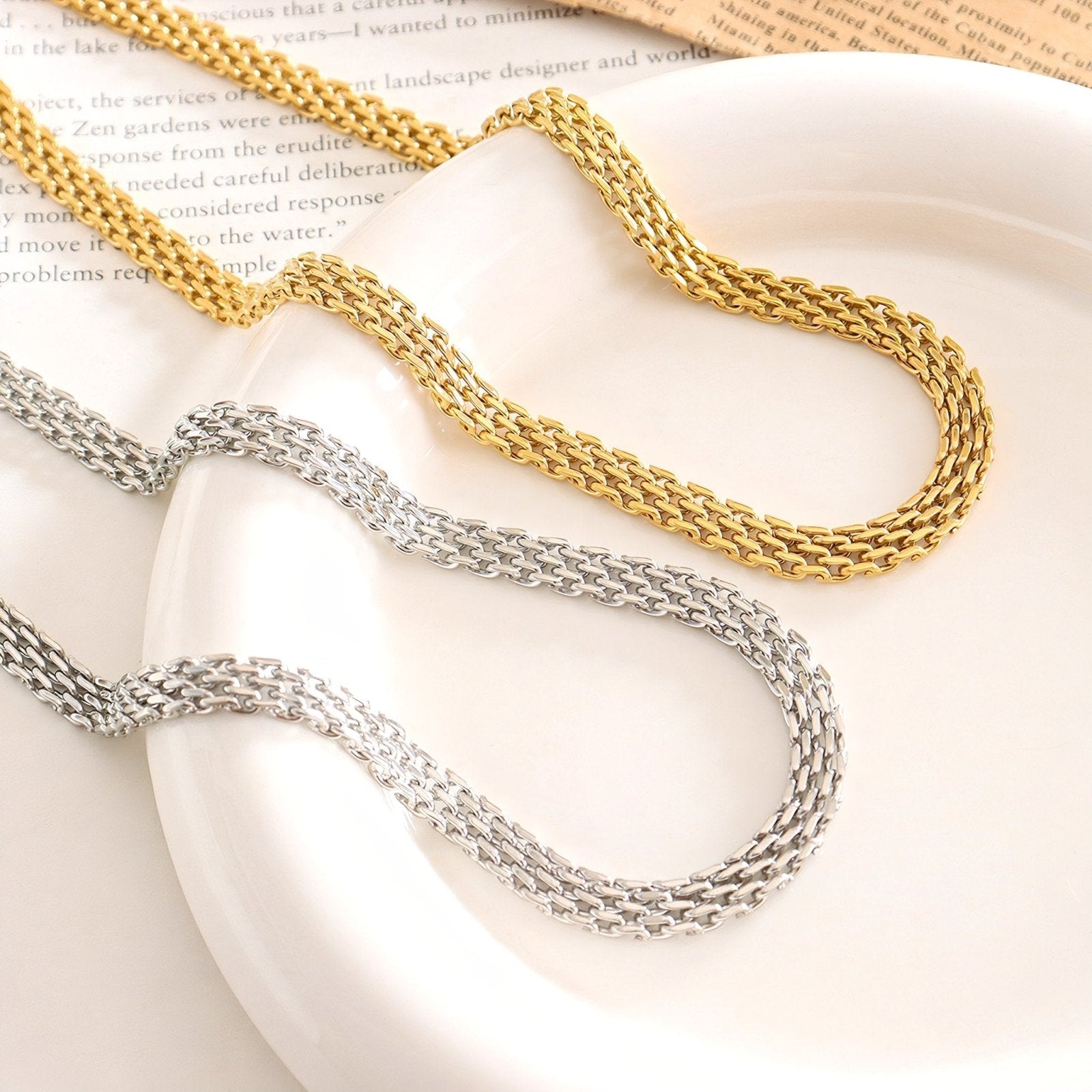Collier court tressé, acier inoxydable, style contemporain, modèle Amina
