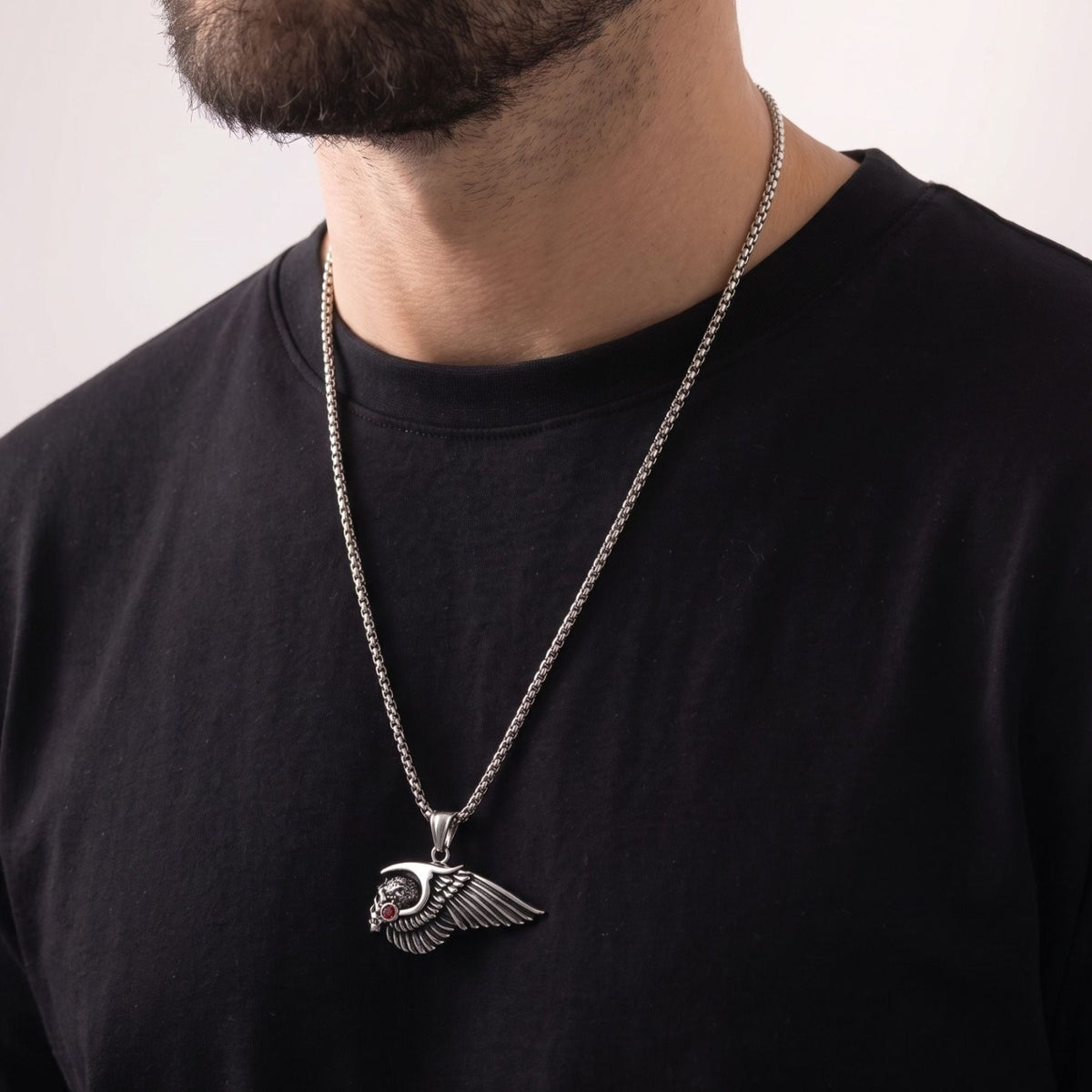 Collier crâne ailé pour homme, en acier titane, pendentif tête de mort avec aile et pierre rouge sertie