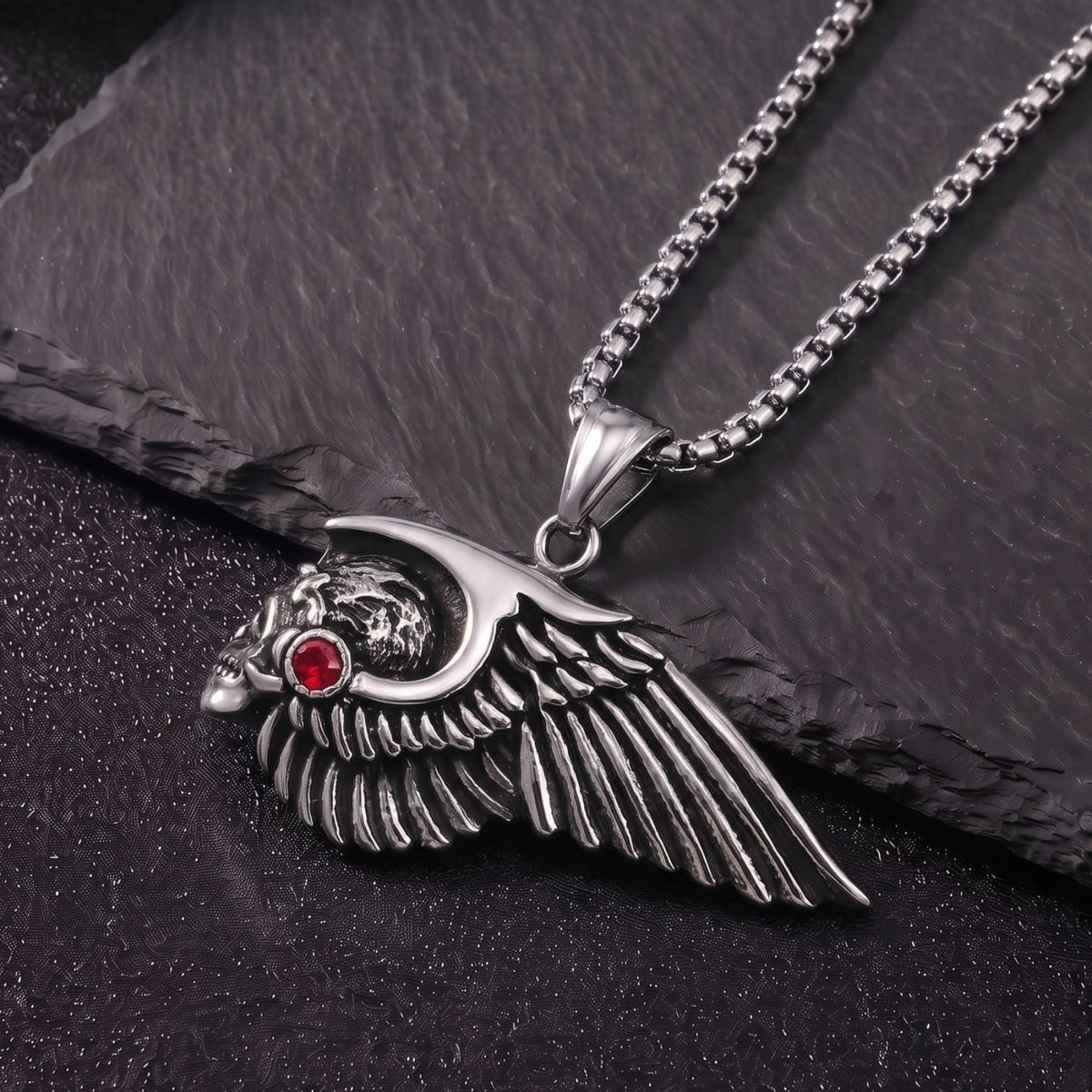 Collier crâne ailé pour homme, en acier titane, pendentif tête de mort avec aile et pierre rouge sertie