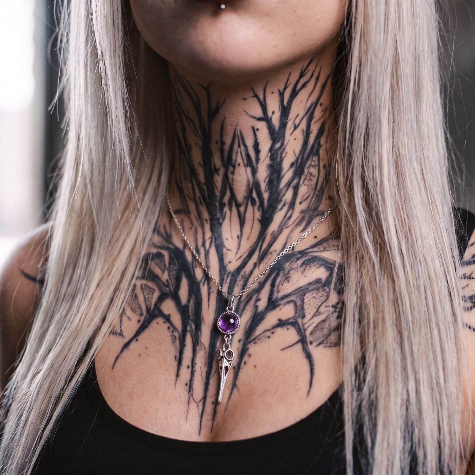 Collier crane de corbeau pour femme, en alliage de zinc argenté, avec cristal violet
