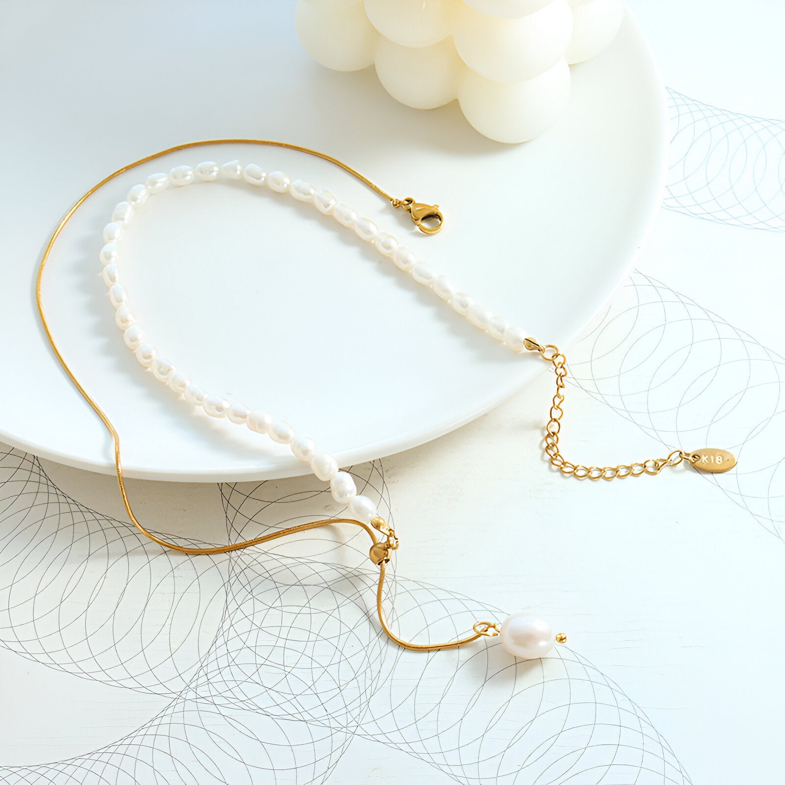 Collier cravate asymétrique perles d’eau douce et maille serpent dorée, pour femme élégante, modèle Aurore