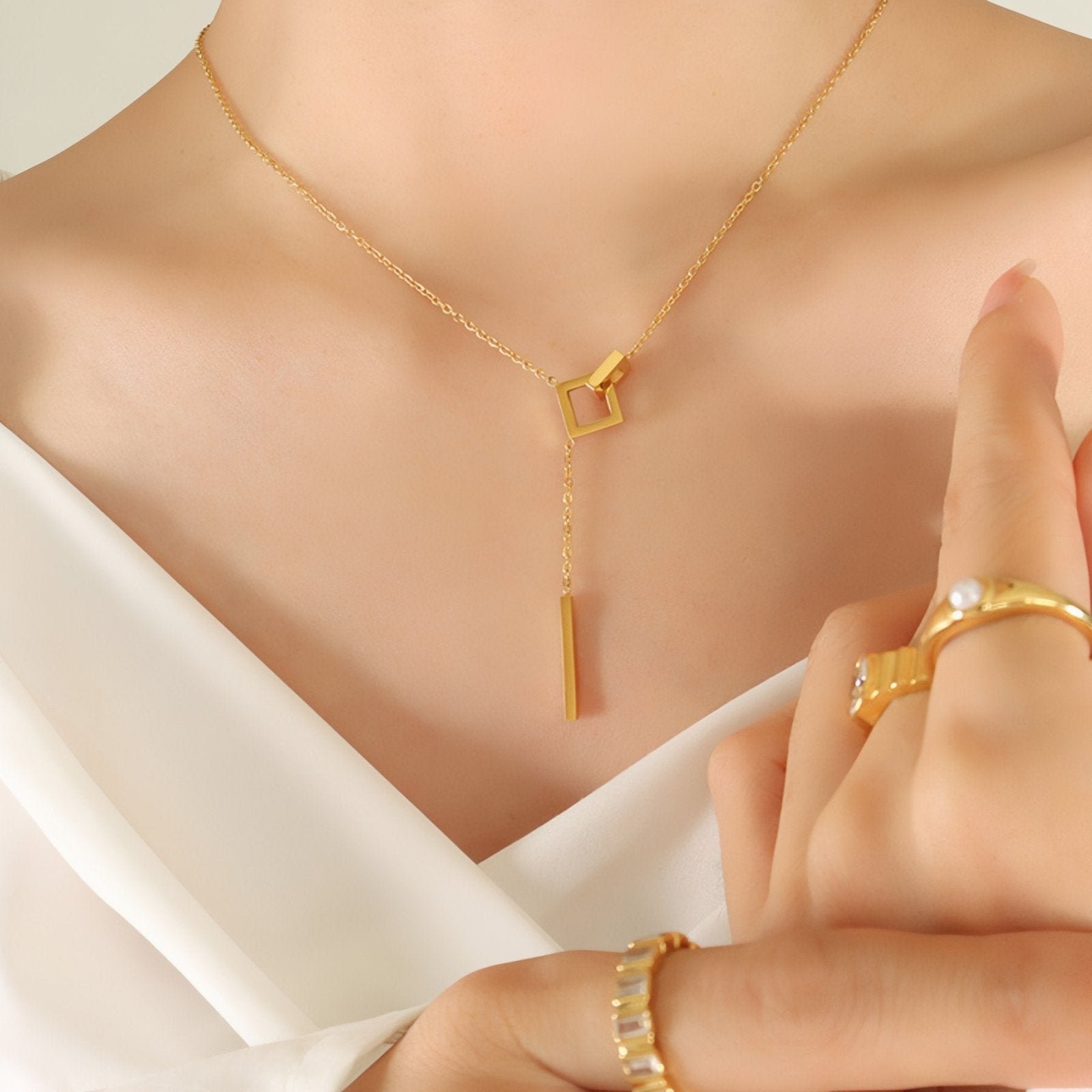 Collier cravate géométrique, barre verticale et carrés, style épuré et moderne, en acier inoxydable