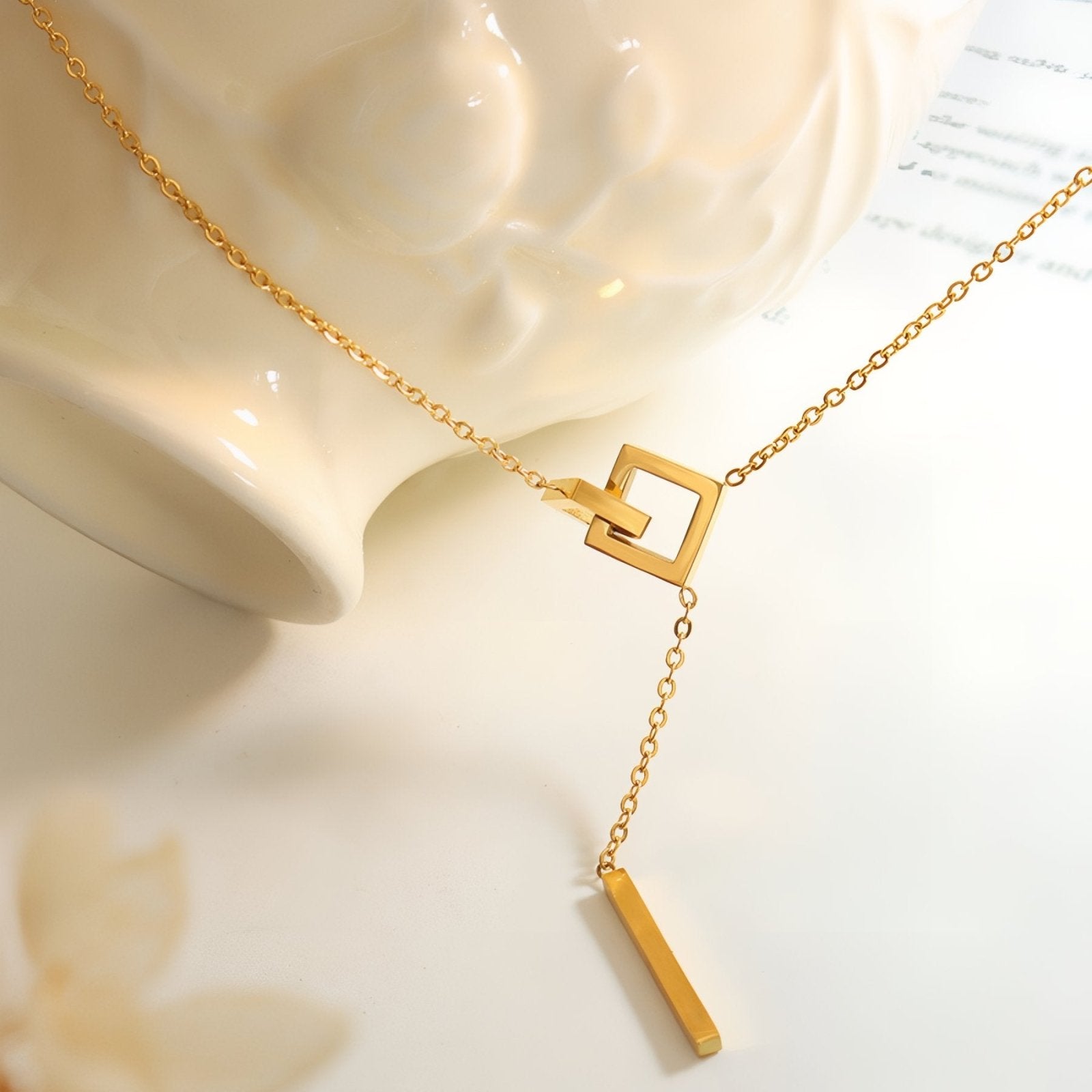 Collier cravate géométrique, barre verticale et carrés, style épuré et moderne, en acier inoxydable