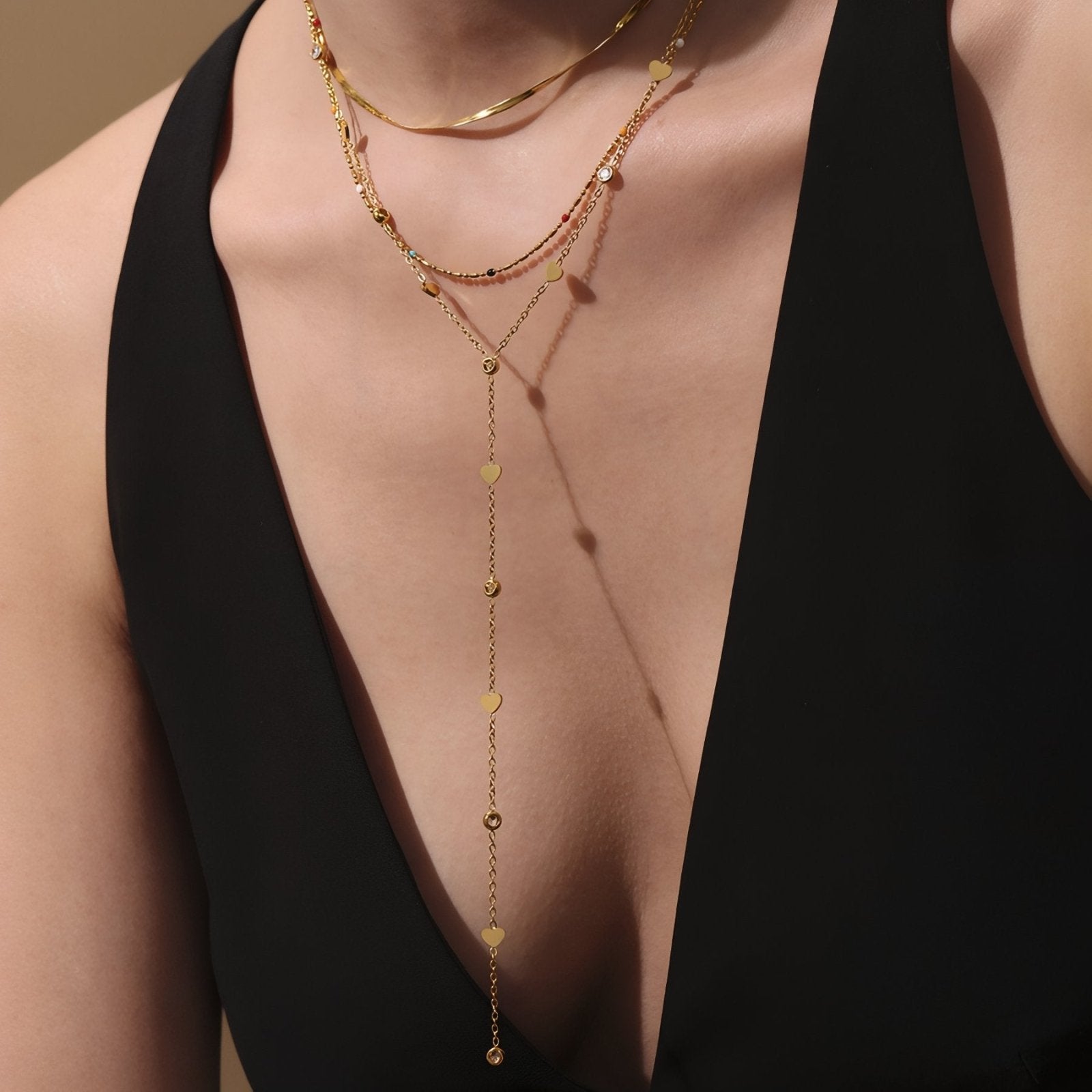 Collier cravate long plongeant, acier inoxydable, motif cœurs et zircons