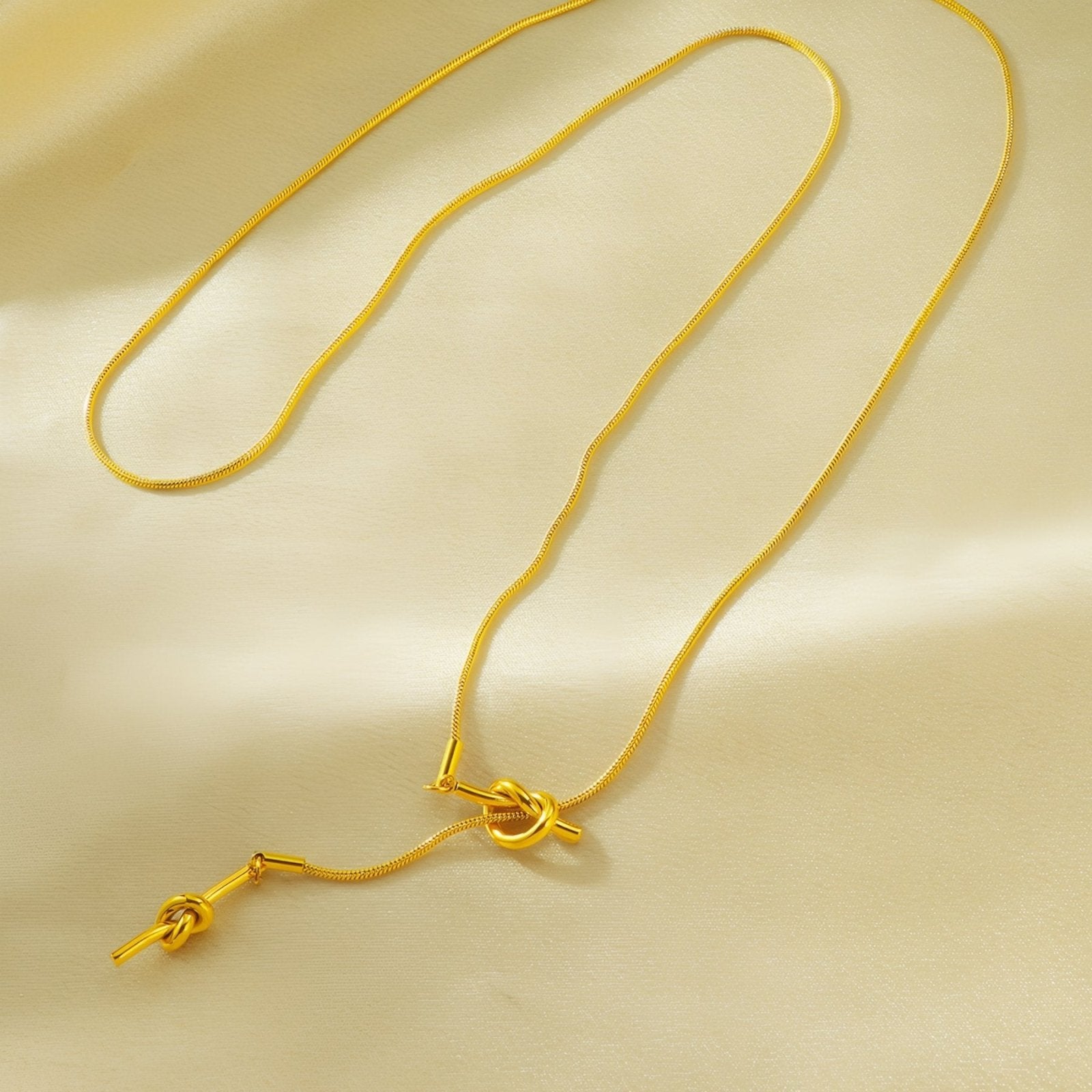 Collier cravate or femme, chaine serpent et double noeud, en acier inoxydable