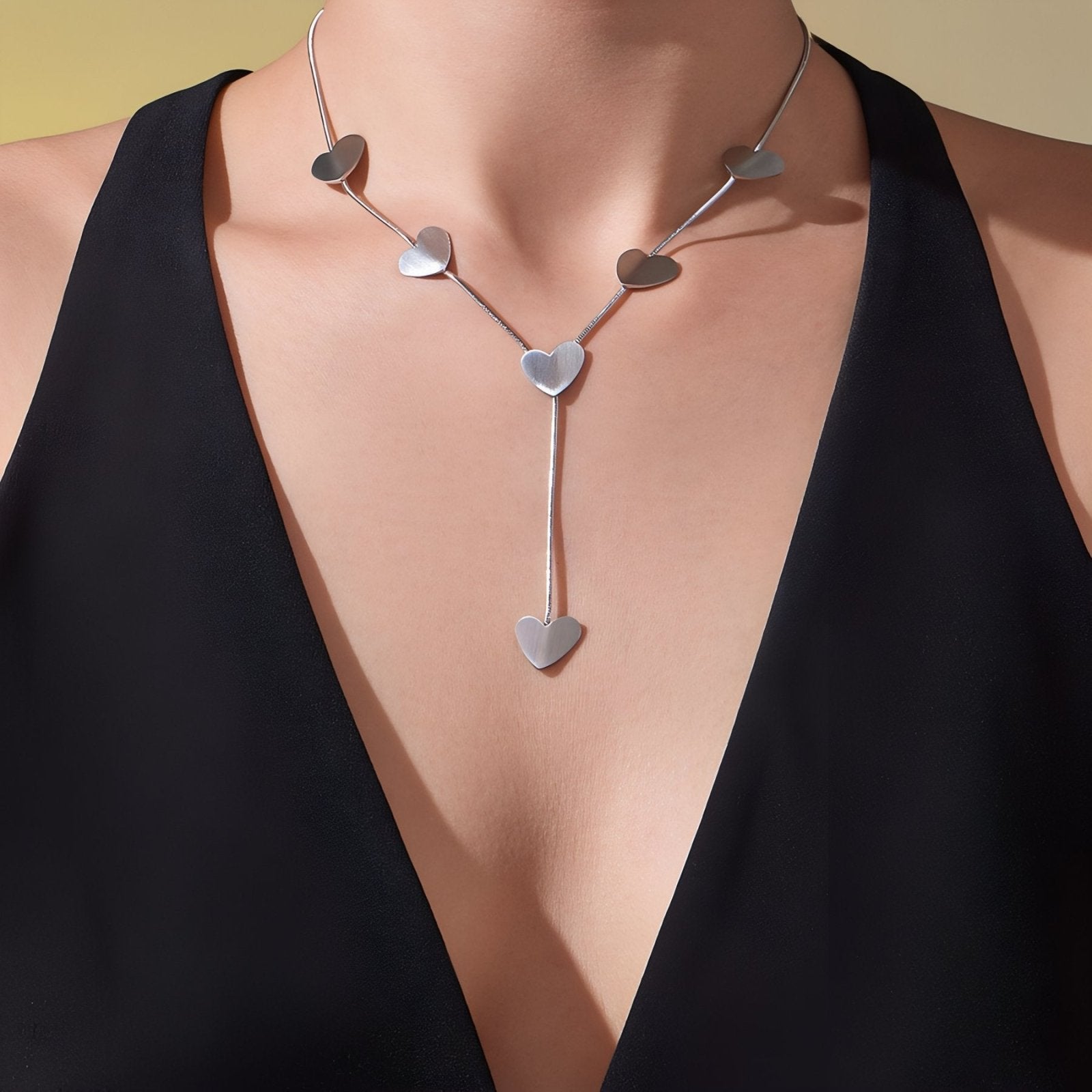 Collier cravate pour femme, chaîne fine et cœurs en acier inoxydable brossé, style minimaliste et raffiné