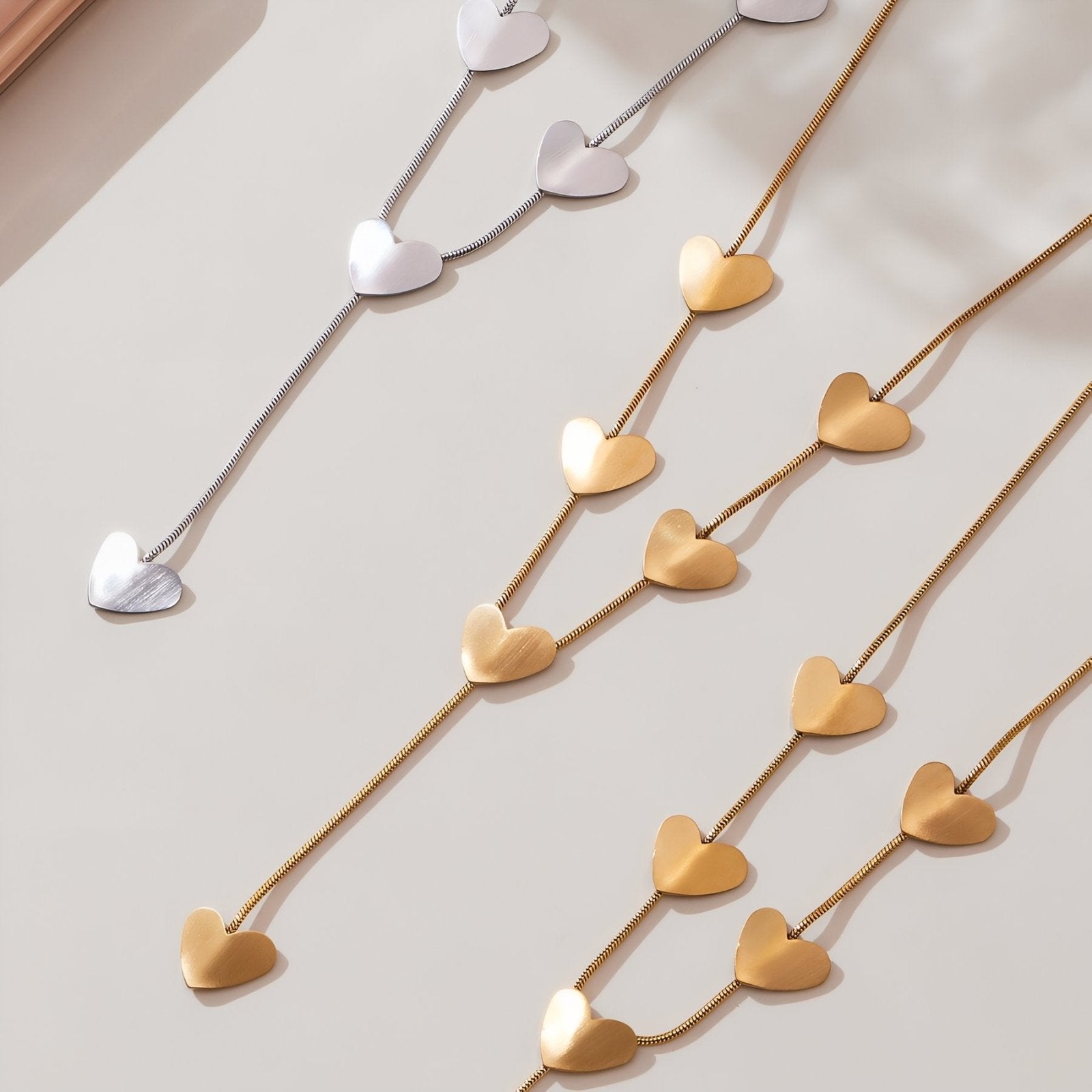 Collier cravate pour femme, chaîne fine et cœurs en acier inoxydable brossé, style minimaliste et raffiné