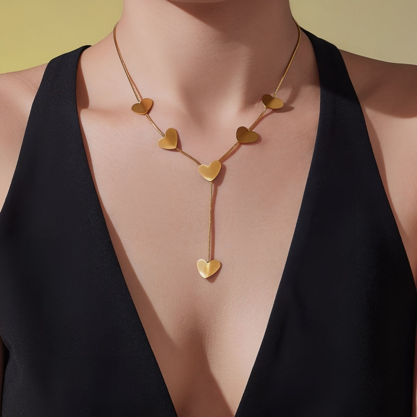 Collier cravate pour femme, chaîne fine et cœurs en acier inoxydable brossé, style minimaliste et raffiné